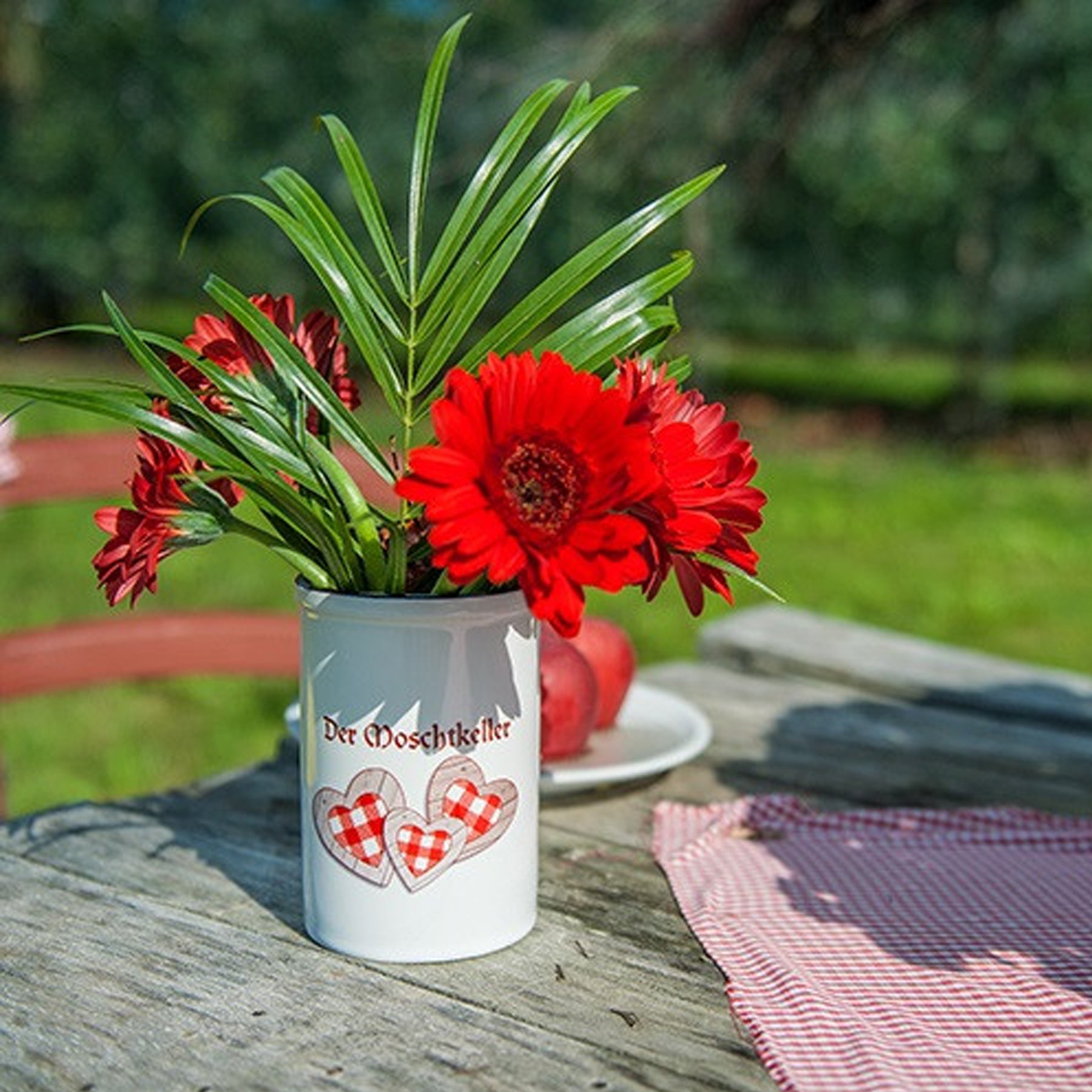 Crealive Keramikbecher Dieser Keramikbecher in Weiss & Schwarz ist multifunktional! Dieser formneutrale & stabile Becher ist vielfältig nutzbar. Als Vase passt er mit seiner neutralen und modernen Form zu jedem Einrichtungsstil. Restaurants nutzen ihn gerne als Behältnis für Besteck und Servietten. Ausserdem ist er verwendbar als Stiftebecher oder für Tischabfälle für den Schreibtisch.
