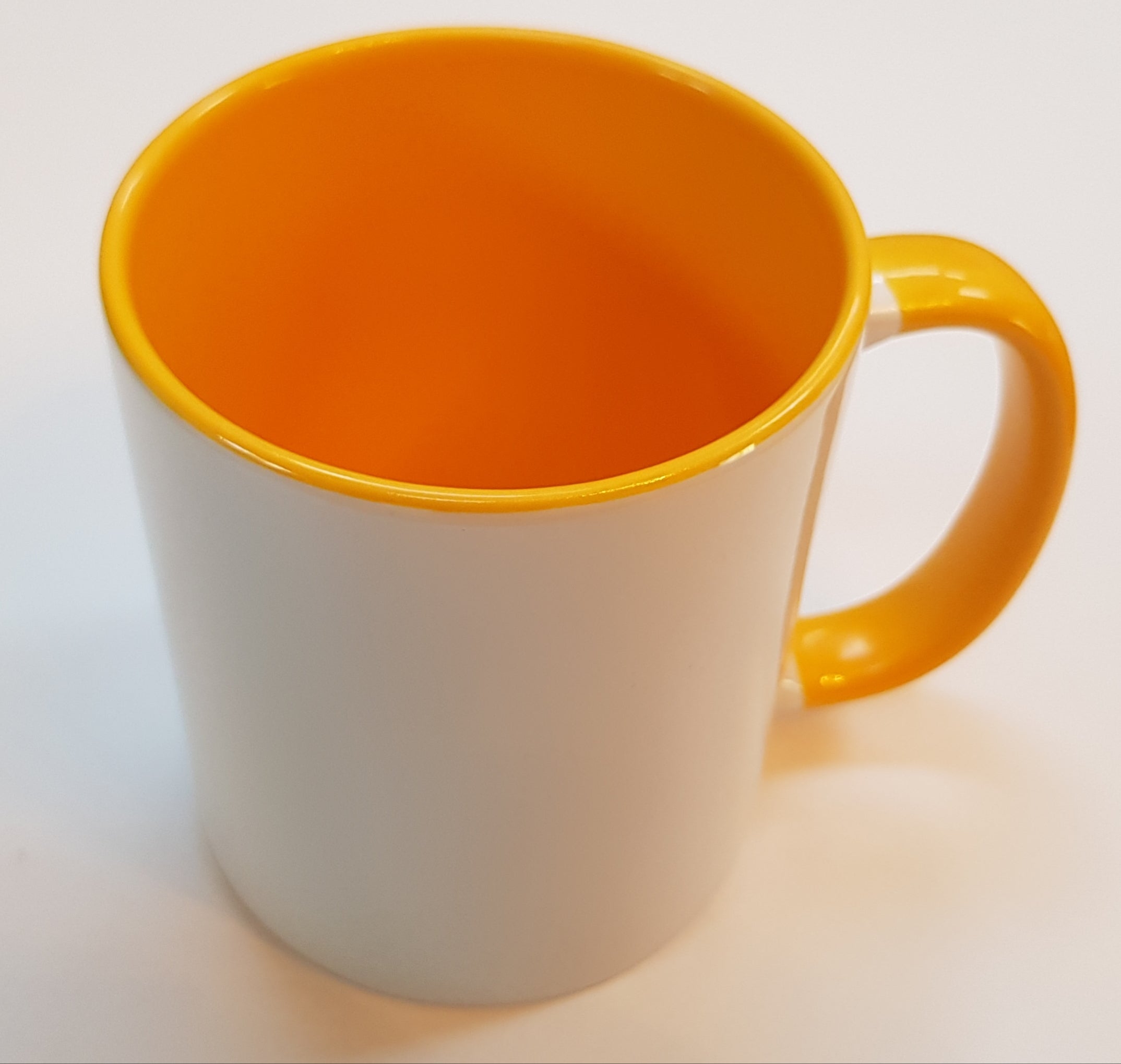 Keramiktasse Zweifarbig 330 ml - Innenseite Henkel in der Farbe Deiner Wahl ist. Sie ist für den Sublimationsdruck / Infusible Ink und lässt sich auf unzählige Arten gestalten. 1 zweifarbige Keramiktasse 330 ml Diese Keramiktasse ist geeignet für: Tassen-Kreationen mit dem Sublimationsdruck-Verfahren Infusible Ink Spezifikationen: Keramiktasse Aussenseite: Gelb