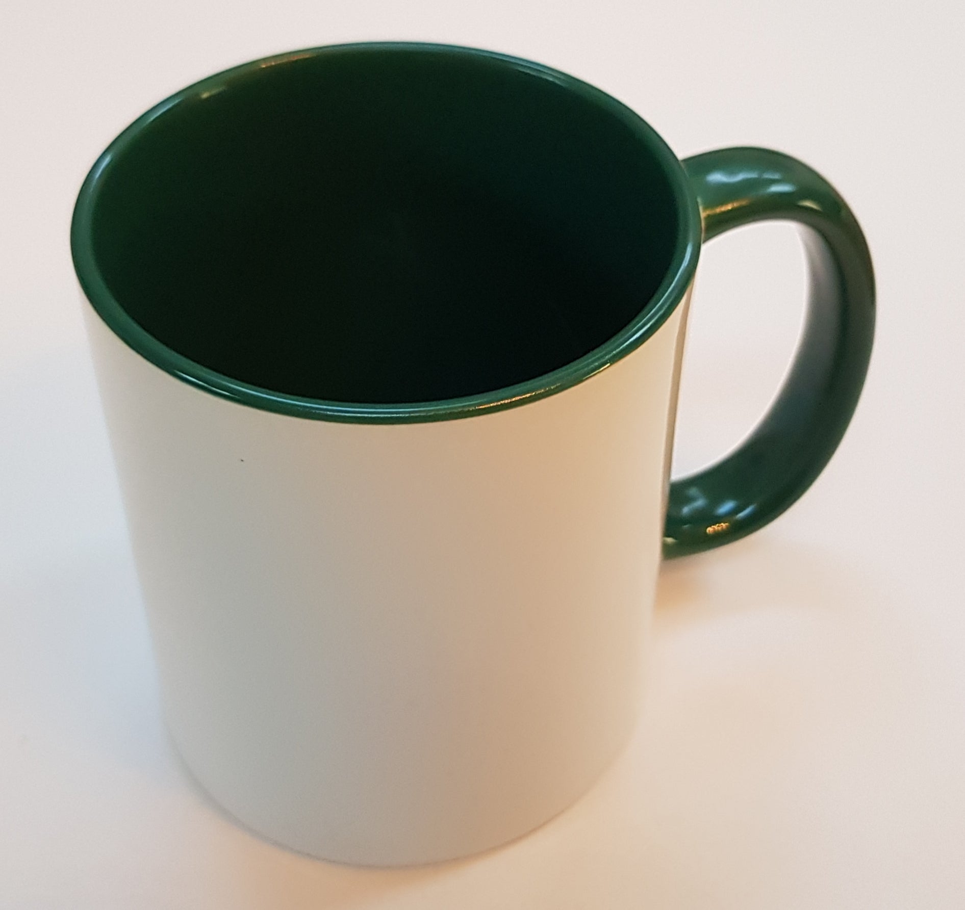 Keramiktasse Zweifarbig 330 ml - Innenseite Henkel in der Farbe Deiner Wahl ist. Sie ist für den Sublimationsdruck / Infusible Ink und lässt sich auf unzählige Arten gestalten. 1 zweifarbige Keramiktasse 330 ml Diese Keramiktasse ist geeignet für: Tassen-Kreationen mit dem Sublimationsdruck-Verfahren Infusible Ink Spezifikationen: Keramiktasse Aussenseite: Dunkelgrün
