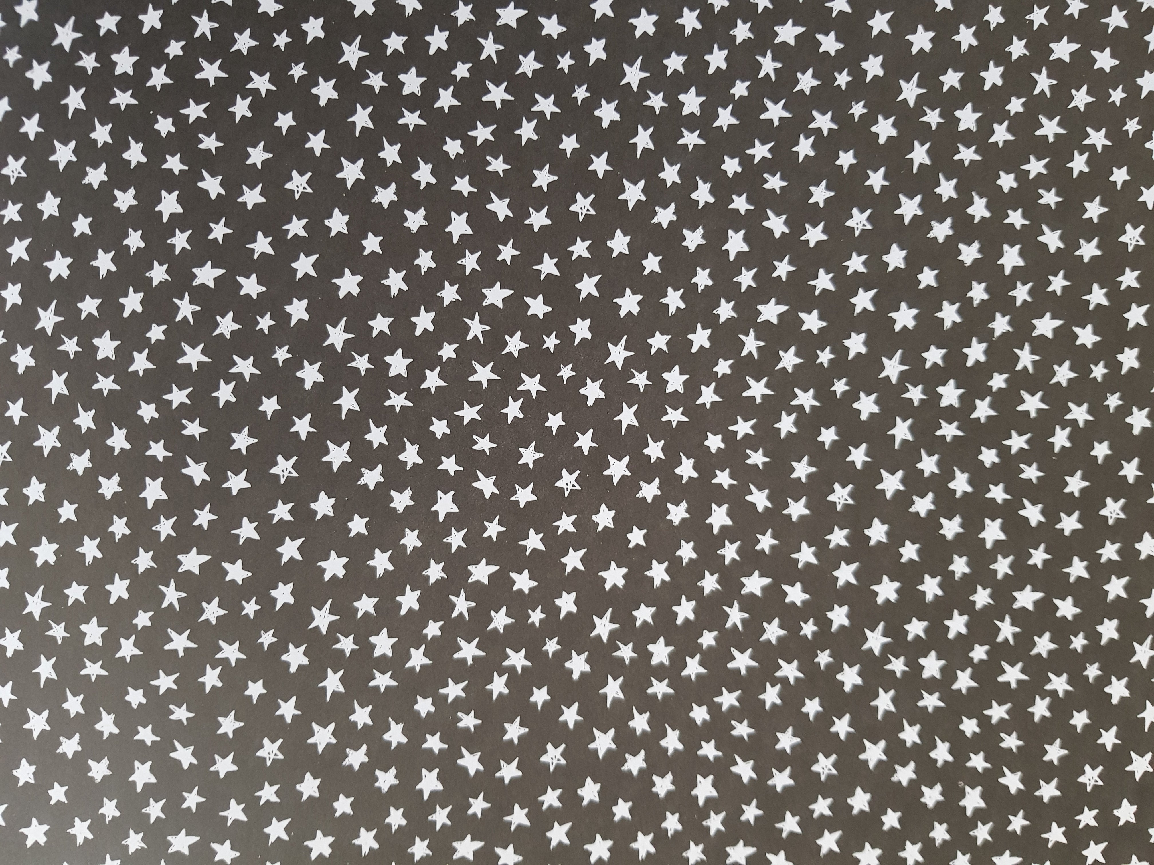 Paper Pad 250 g/m2 - 12’’ x 12’’ - Lipstick Basics Spezifikationen: 12’’ x 12’’ (30.5 cm x 30.5 cm) 250 g/m2 beidseitig bedruckt lässt sich gut schneiden säurefrei Inhalt: 24 Bogen 24 Designs beidseitig bedruckt Dieses Paper Pad / Designpapier ist geeignet für: Karten Karten-Verzierungen Kuverts Geschenkboxen & Verpackungen Plotten Scrapbooking