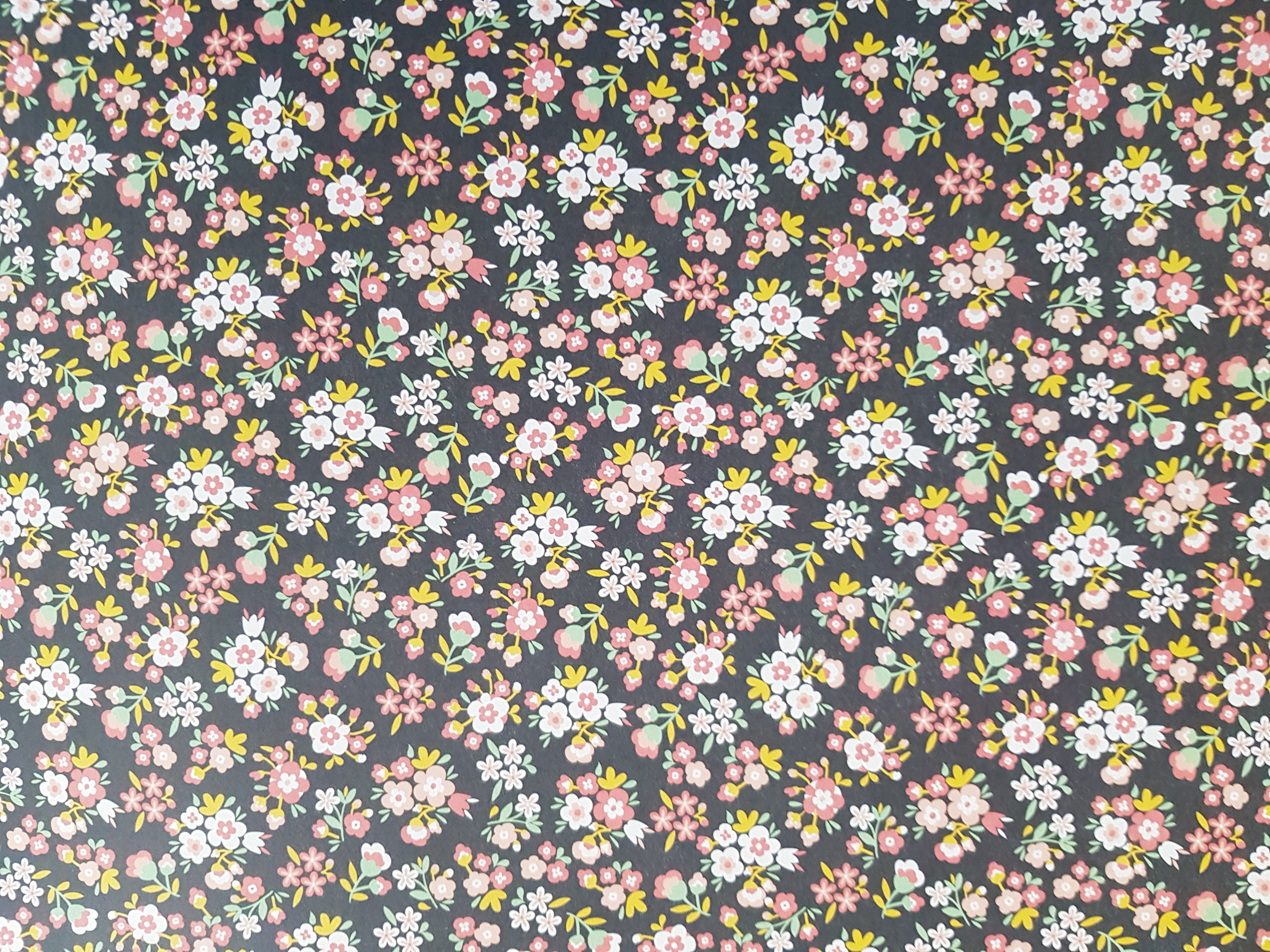 Paper Pad 250 g/m2 - 12’’ x 12’’ - Lucky Charm Spezifikationen: 12’’ x 12’’ (30.5 cm x 30.5 cm) 250 g/m2 beidseitig bedruckt lässt sich gut schneiden säurefrei Inhalt: 24 Bogen 24 Designs beidseitig bedruckt Dieses Paper Pad / Designpapier ist geeignet für: Karten Karten-Verzierungen Kuverts Geschenkboxen & Verpackungen Plotten Scrapbooking
