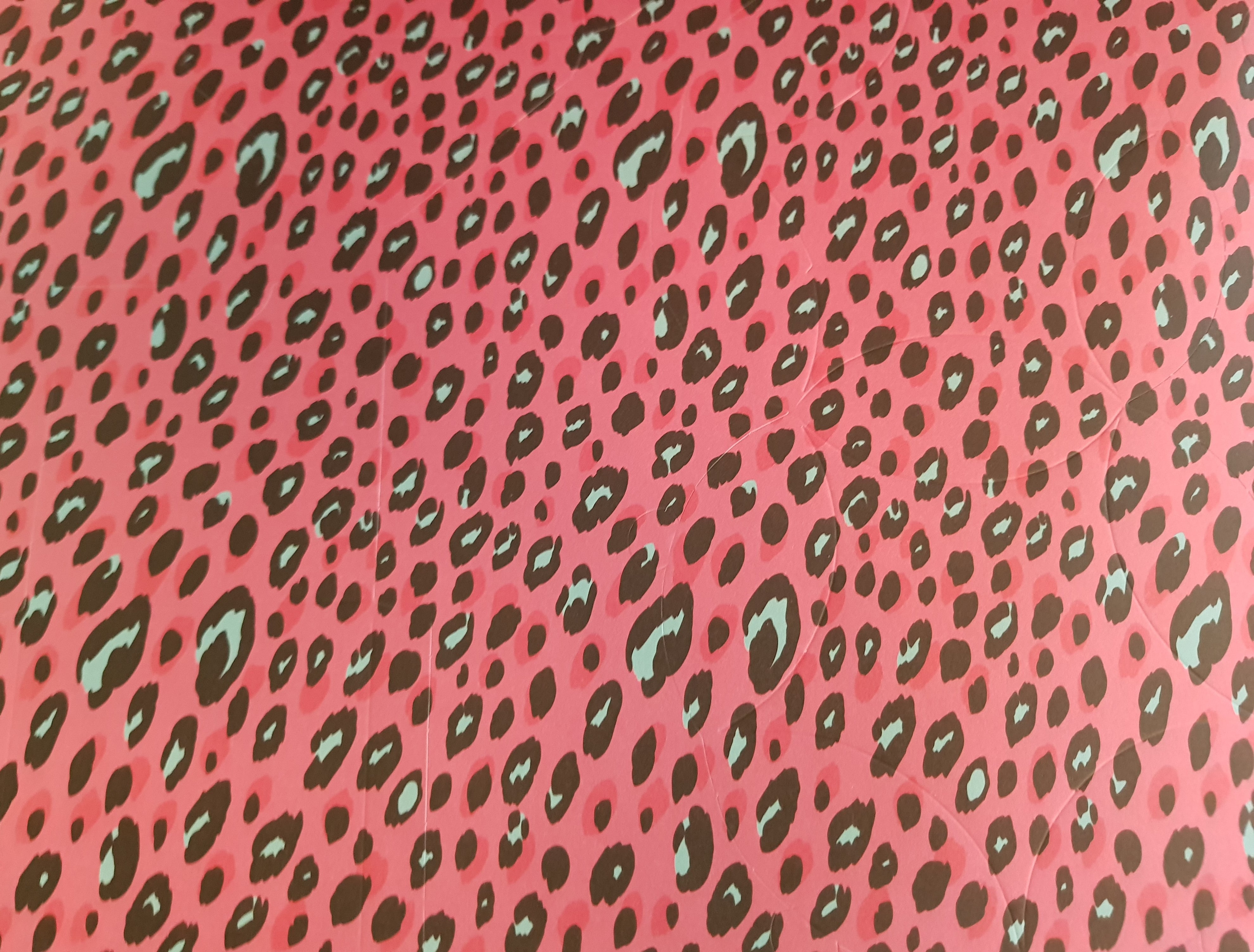60 Design Kuverts Spezifikationen: 12’’ x 12’’ (30.5 cm x 30.5 cm) beidseitig bedruckt Design Kuverts bereits vor gestanzt Inhalt: 24 Bogen 60 Kuverts beidseitig bedruckt Dieses Paper Pad ist bereits vor gestanzt auf 24 tollen Designpapieren und so können auf die schnelle 60 kleine Design Kuverts gebastelt werden. Die beidseitig bedruckten Papiere ergeben schöne kleine Kuverts, sie müssen nur noch herausgetrennt und zusammen gefaltet & geklebt werden.