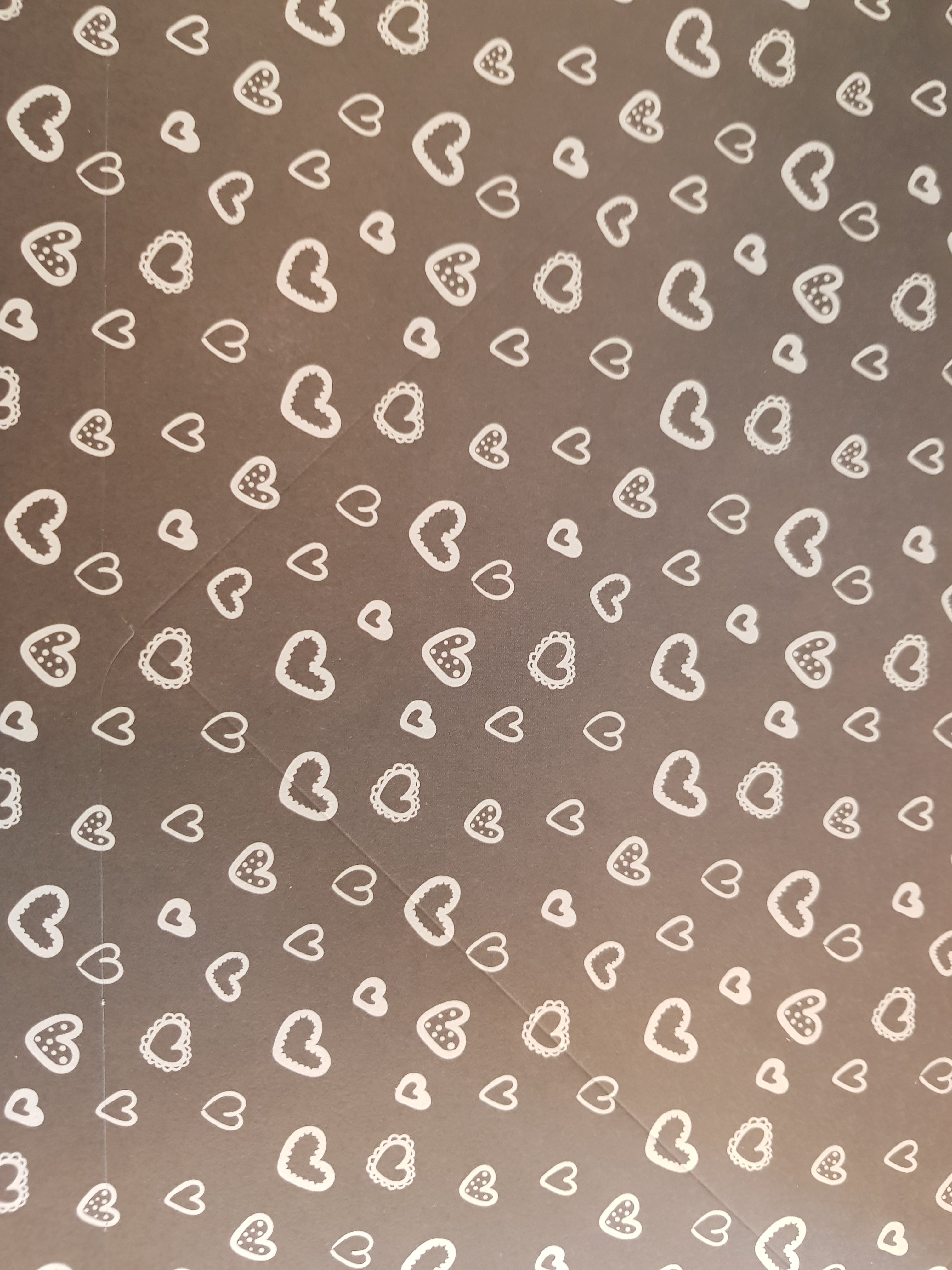 60 Design Kuverts Spezifikationen: 12’’ x 12’’ (30.5 cm x 30.5 cm) beidseitig bedruckt Design Kuverts bereits vor gestanzt Inhalt: 24 Bogen 60 Kuverts beidseitig bedruckt Dieses Paper Pad ist bereits vor gestanzt auf 24 tollen Designpapieren und so können auf die schnelle 60 kleine Design Kuverts gebastelt werden. Die beidseitig bedruckten Papiere ergeben schöne kleine Kuverts, sie müssen nur noch herausgetrennt und zusammen gefaltet & geklebt werden.