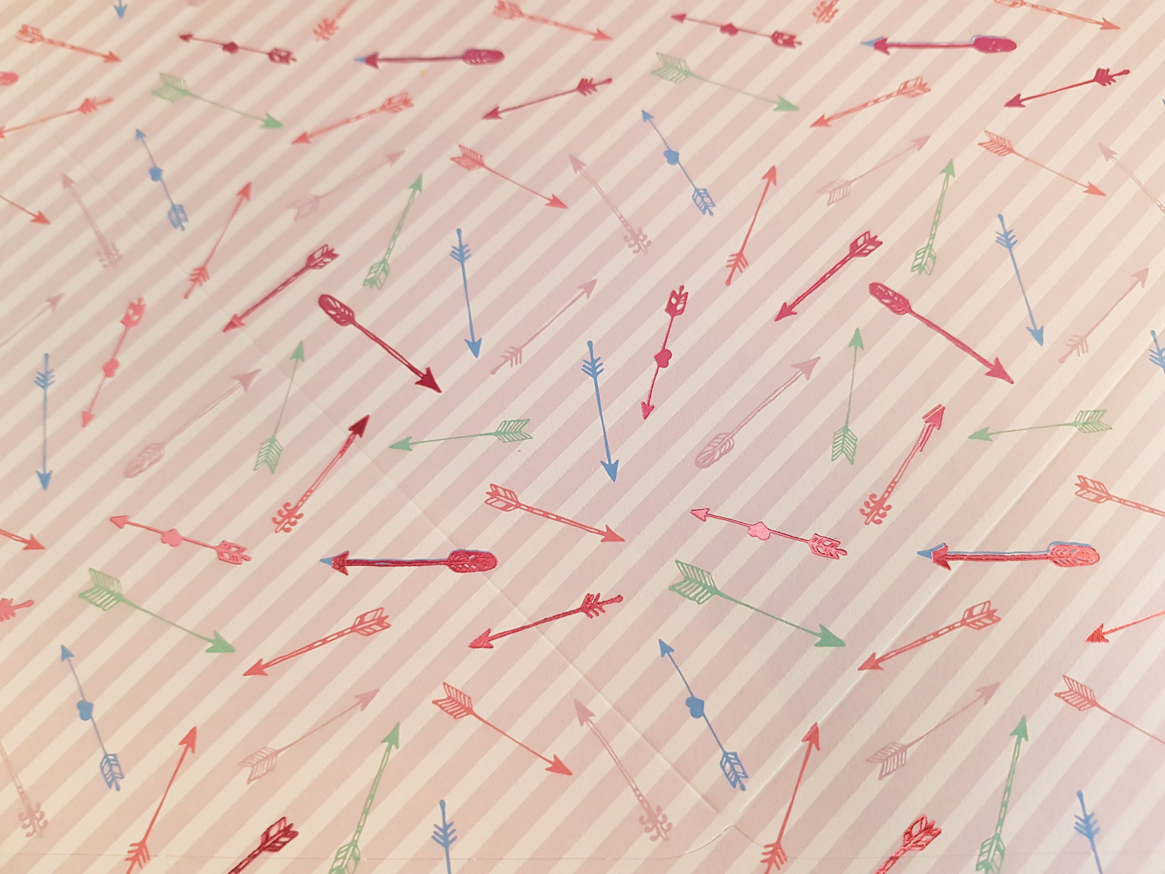 60 Design Kuverts Spezifikationen: 12’’ x 12’’ (30.5 cm x 30.5 cm) beidseitig bedruckt Design Kuverts bereits vor gestanzt Inhalt: 24 Bogen 60 Kuverts beidseitig bedruckt Dieses Paper Pad ist bereits vor gestanzt auf 24 tollen Designpapieren und so können auf die schnelle 60 kleine Design Kuverts gebastelt werden. Die beidseitig bedruckten Papiere ergeben schöne kleine Kuverts, sie müssen nur noch herausgetrennt und zusammen gefaltet & geklebt werden.