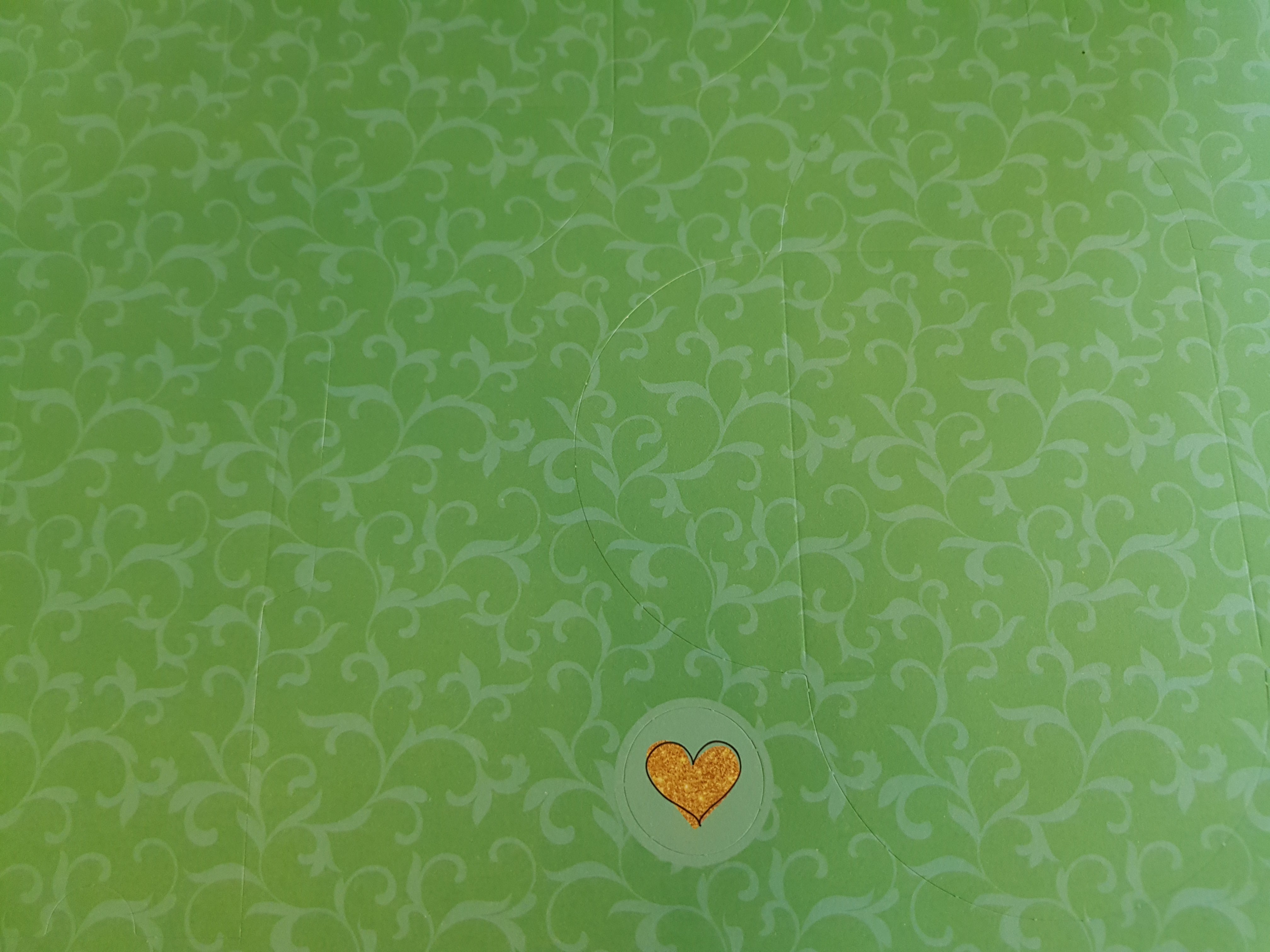 60 Design Kuverts Spezifikationen: 12’’ x 12’’ (30.5 cm x 30.5 cm) beidseitig bedruckt Design Kuverts bereits vor gestanzt Inhalt: 24 Bogen 60 Kuverts beidseitig bedruckt Dieses Paper Pad ist bereits vor gestanzt auf 24 tollen Designpapieren und so können auf die schnelle 60 kleine Design Kuverts gebastelt werden. Die beidseitig bedruckten Papiere ergeben schöne kleine Kuverts, sie müssen nur noch herausgetrennt und zusammen gefaltet & geklebt werden.
