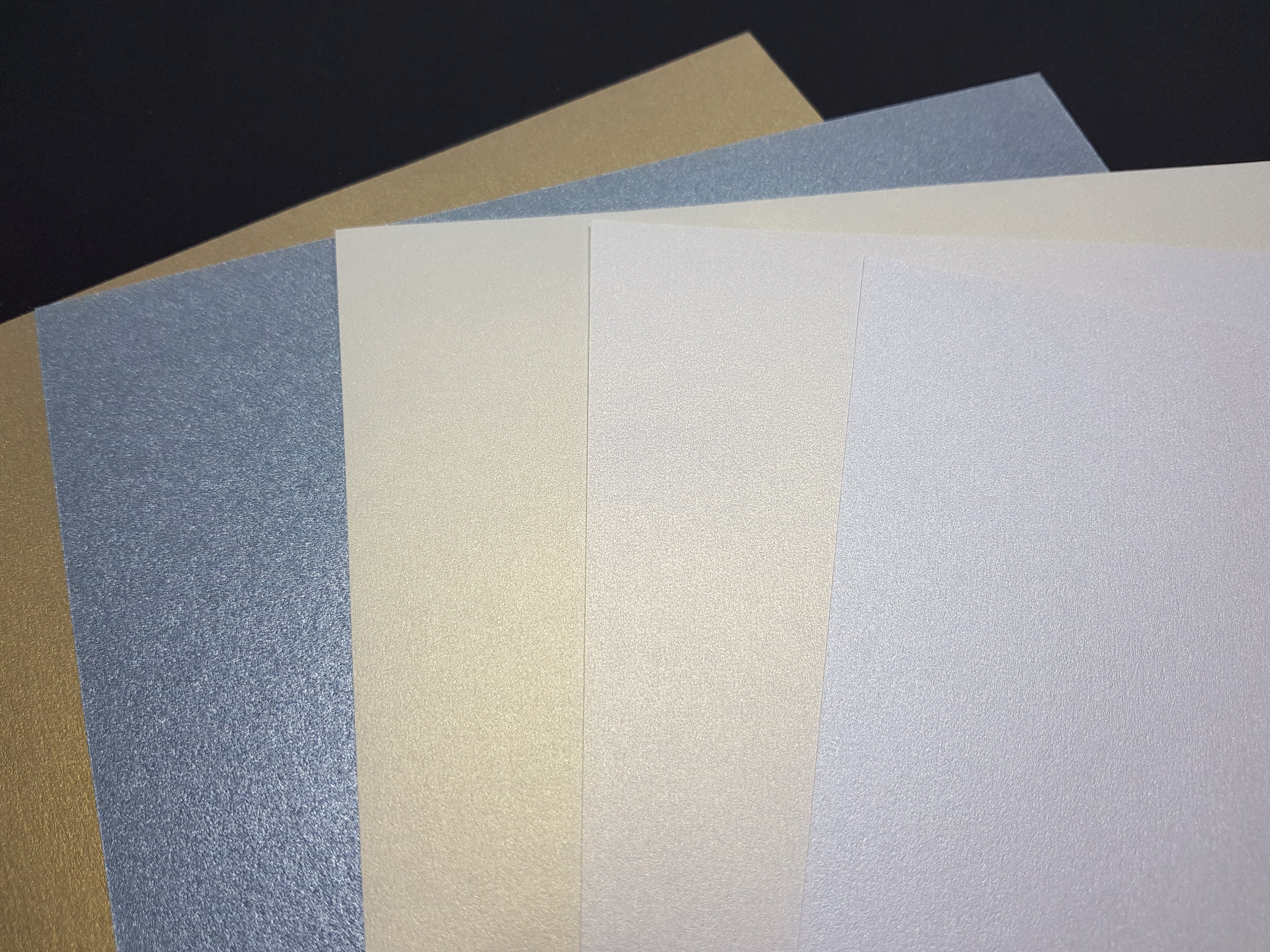 Papier 120 g/m2 - A4 - Metallic ivory Spezifikationen: A4 (21.0 cm x 29.7 cm) 120 g/m2 beidseitig farbig (voll durchgefärbt) bedruckbar mit Ink- und Laserdrucker beschreibbar starke Farbgebung FSC zertifiziertes Papier säure- und ligninfrei Dieses Metallic Papier ist geeignet für: Karteneinlagen Karten-Verzierungen Plotten Scrapbooking