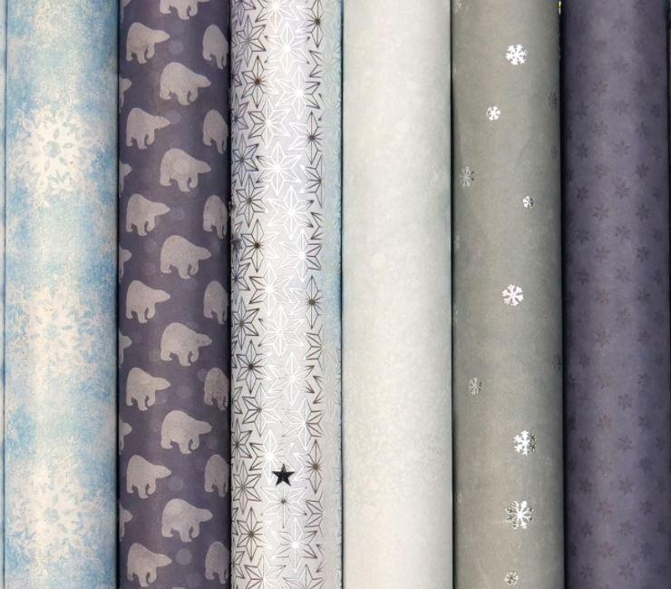 Paper Pad 200 g/m2 - 12’’ x 12’’ - North Star Wenn Du möchtest, dass Dein Weihnachtswerk wirklich hell erstrahlt, dann ist dieser Weihnachtsblock ein Muss. Die besondere Palette aus frostigem blau, grau, silber und weiss, schafft eine einzigartige moderne Auswahl an Papieren. Muster dabei sind unter anderem: gefrostete Birken, flauschige Pinguinküken, Vintage-Karten, Eisbären und Schneeflocken. Abstrakte Designs aus Bokeh, Aquarell und schneebedeckter Textur runden die Papierdesigns ab.