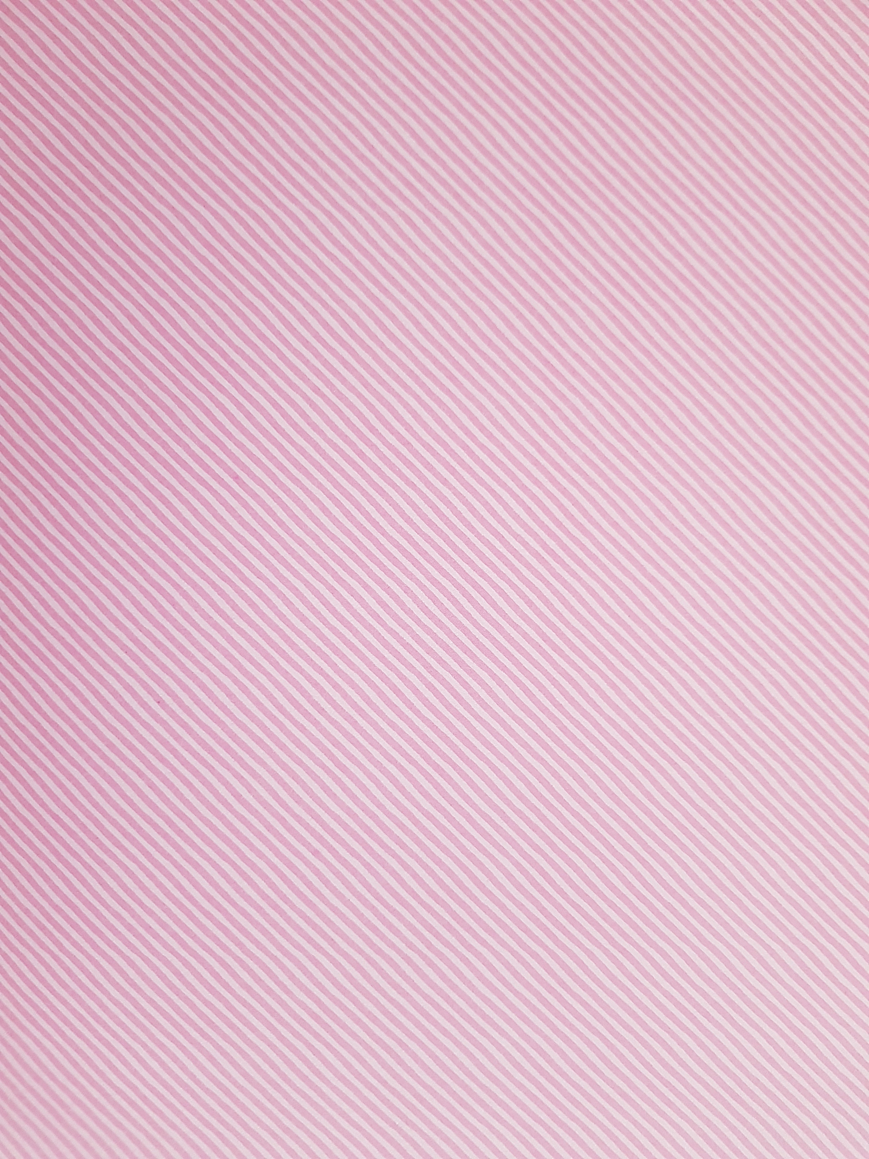 Paper Pad 250 g/m2 - 12’’ x 12’’ - Pastell Designblock Spezifikationen: 12’’ x 12’’ (30.5 cm x 30.5 cm) 250 g/m2 beidseitig bedruckt lässt sich gut schneiden säurefrei Inhalt: 24 Bogen 24 Designs beidseitig bedruckt Dieses Paper Pad / Designpapier ist geeignet für: Karten Karten-Verzierungen Kuverts Geschenkboxen & Verpackungen Plotten Scrapbooking