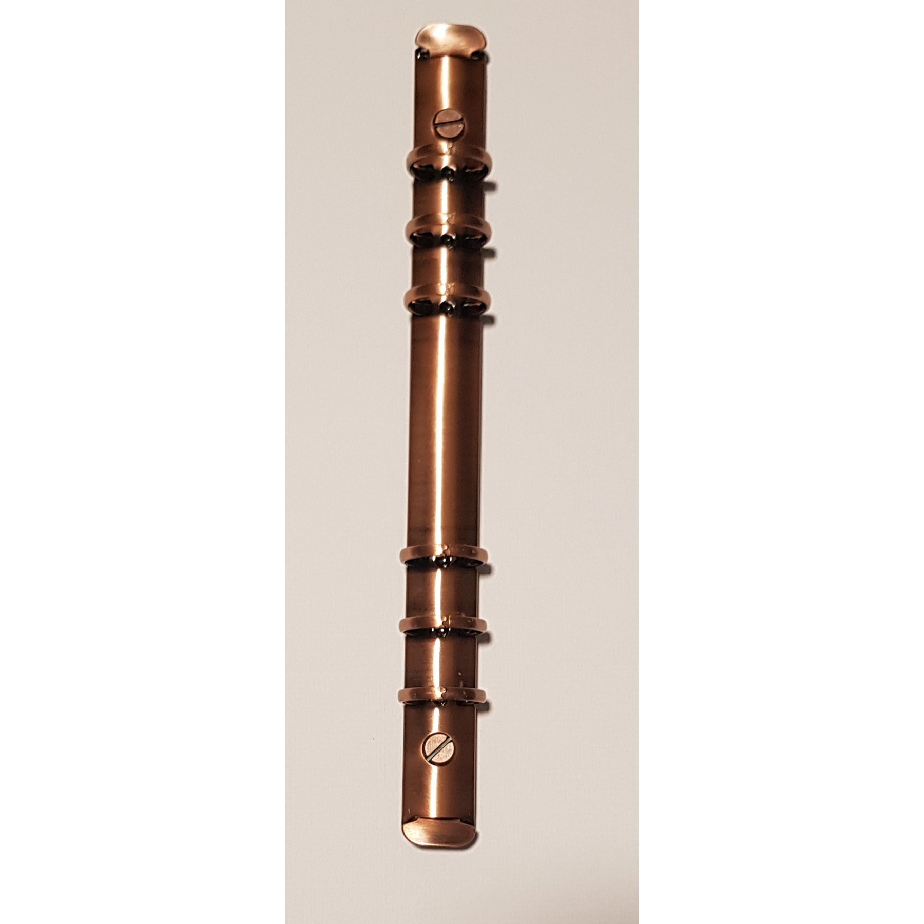 Crealive 6-Loch Ringbuch-Mechanik - A5 - Rot-Bronze / Rosé Gold Du kannst mit dieser 6-Loch Ringbuch-Mechanik Deinen eigenen Organizer, Ordner, Tagebuch, Notizbuch etc. selber erstellen. Den passenden 6-Loch Locher findest Du ebenfalls bei uns. Inhalt: 1 6-Loch Ringbuch-Mechanik - A5 - Rot-Bronze / Rosé Gold 6-Loch Ringbuch-Mechanik ist geeignet für persönliche: Organizer Ordner Tagebuch Notizbuch