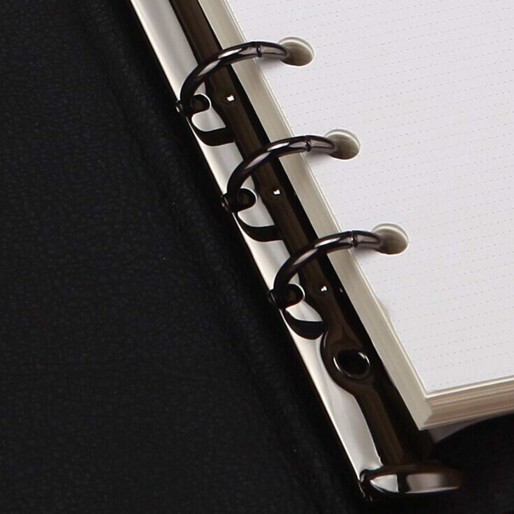 Crealive 6-Loch Ringbuch-Mechanik - A6 - Schwarz Du kannst mit dieser 6-Loch Ringbuch-Mechanik Deinen eigenen Organizer, Ordner, Tagebuch, Notizbuch etc. selber erstellen. Den passenden 6-Loch Locher findest Du ebenfalls bei uns. Inhalt: 1 6-Loch Ringbuch-Mechanik - A6 - Schwarz 6-Loch Ringbuch-Mechanik ist geeignet für persönliche: Organizer Ordner Tagebuch Notizbuch