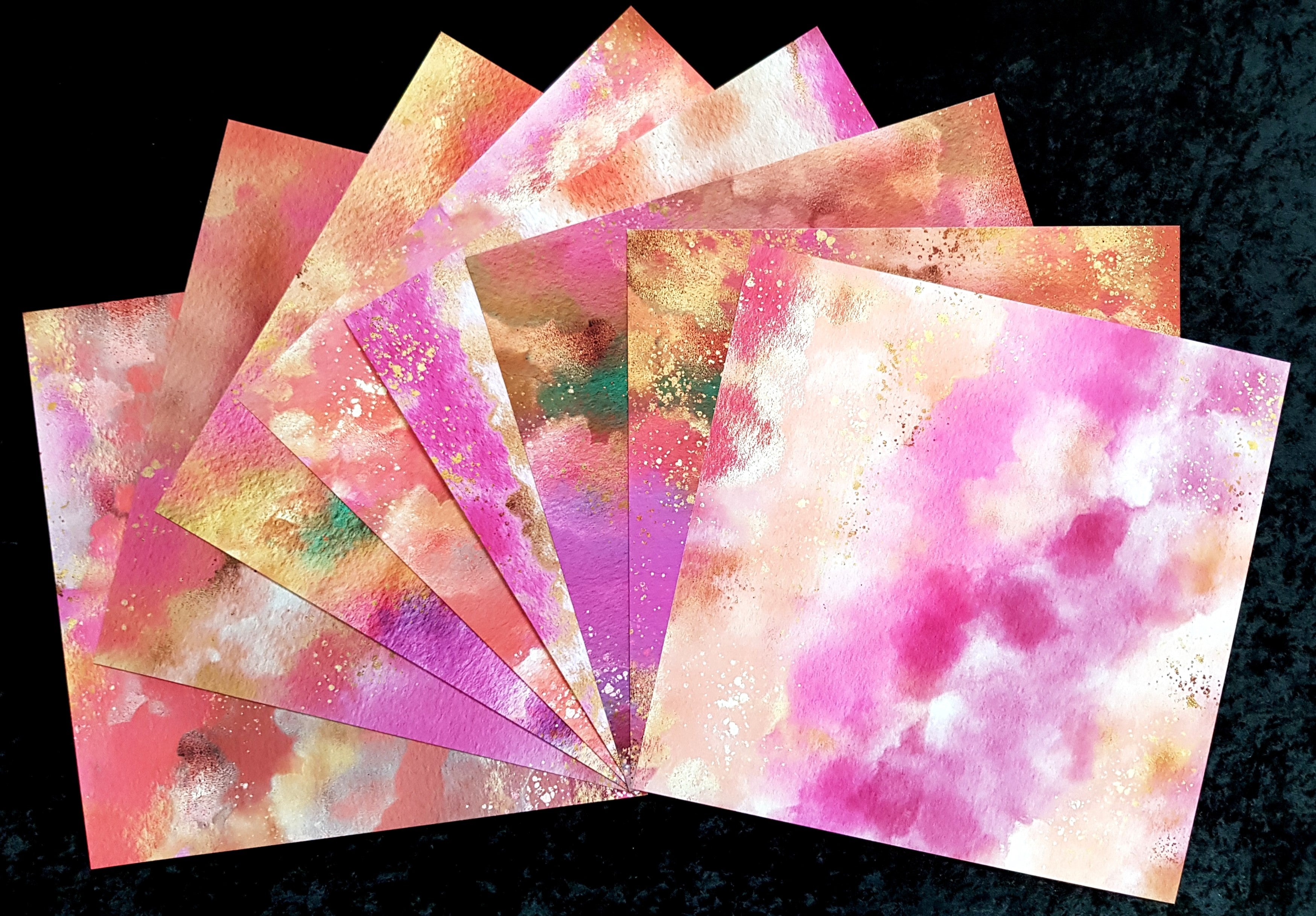 Crealive Paper Pad 200 g/m2 - 12’’ x 12’’ - Blush Watercolour Inhalt: 8 Blatt 8 Designs Spezifikationen: 12’’ x 12’’ (30.5 cm x 30.5 cm) 200 g/m2 einseitig bedruckt säure- und ligninfrei Dieses Paper Pad ist geeignet für: Karten Boxen 3D-Projekte Geschenkboxen & Verpackungen Plotten Scrapbooking