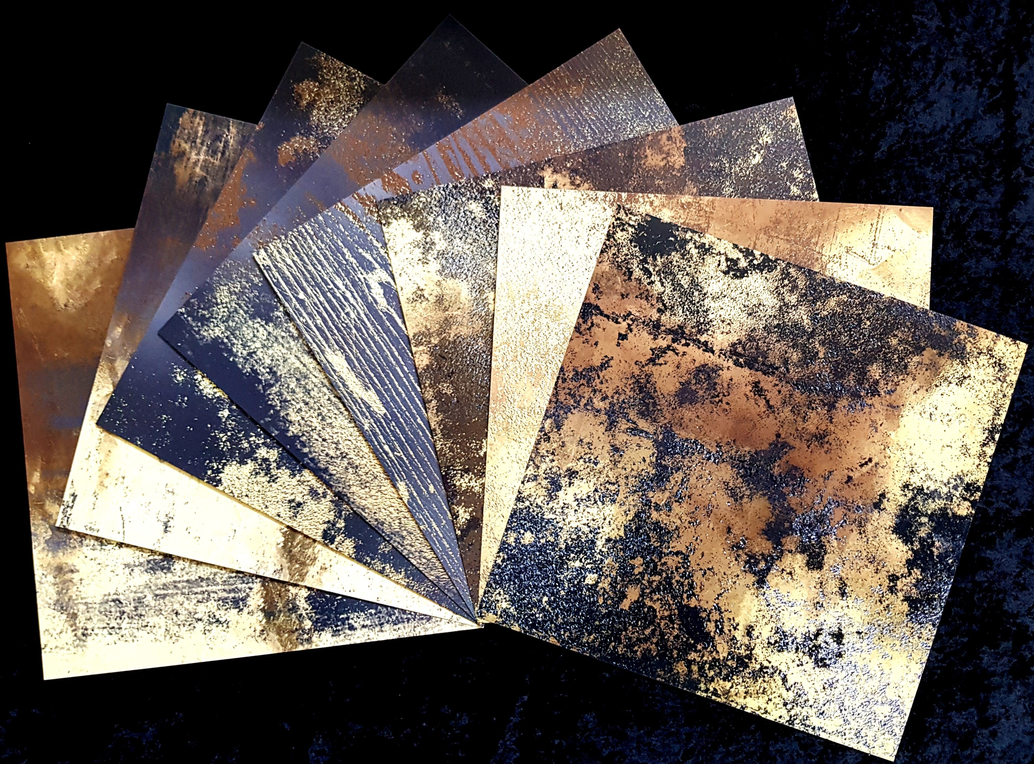 Crealive Paper Pad 200 g/m2 - 12’’ x 12’’ - Gold and Black Inhalt: 8 Blatt 8 Designs Spezifikationen: 12’’ x 12’’ (30.5 cm x 30.5 cm) 200 g/m2 einseitig bedruckt säure- und ligninfrei Dieses Paper Pad ist geeignet für: Karten Boxen 3D-Projekte Geschenkboxen & Verpackungen Plotten Scrapbooking