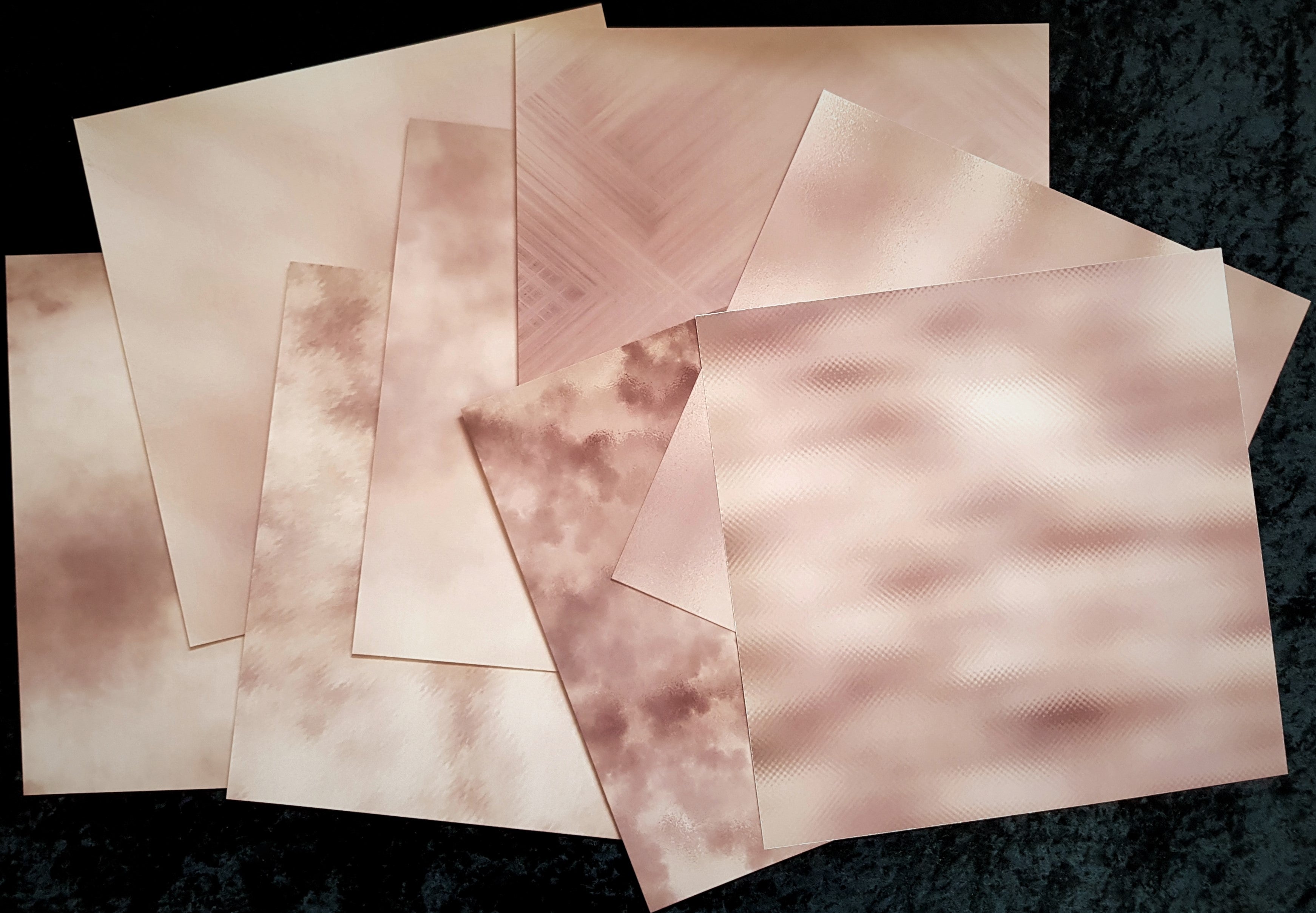 Crealive Paper Pad 200 g/m2 - 12’’ x 12’’ - Soft Rose Gold
Inhalt:
• 8 Blatt
• 8 Designs
Spezifikationen:
• 12’’ x 12’’ (30.5 cm x 30.5 cm)
• 200 g/m2
• einseitig bedruckt
• säure- und ligninfrei
Dieses Paper Pad ist geeignet für:
• Karten
• Boxen
• 3D-Projekte
• Geschenkboxen & Verpackungen
• Plotten
• Scrapbooking
• Basteln mit Kindern
