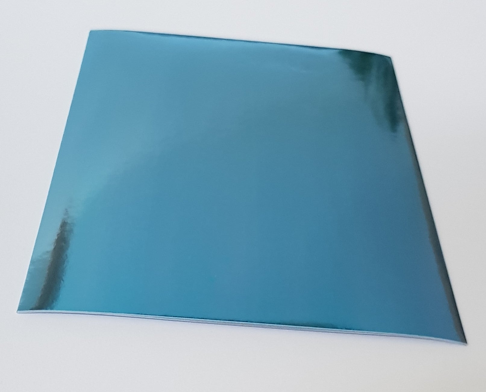 Metallic Papier selbstklebend - A5 - Naturals Selbstklebendes Papier in 5 verschiedenen glänzenden Farben. Das Set enthält insgesamt 20 Blätter (4 x 5 Farben) in der Grösse A5 (14,8 cm x 21,0 cm). Inhalt: 20 Blätter 4 Blätter pro Farbe Farben: Braun, Bronze, Grün, Hellgrün & Blau Das selbstklebende Papier ist geeignet für: Scrapbooking-Seiten Geburtstagskarten Einladungen Dekorationen Stanzen Anleitung: Blatt auf die Matte kleben Schneiden Abziehen Kleben