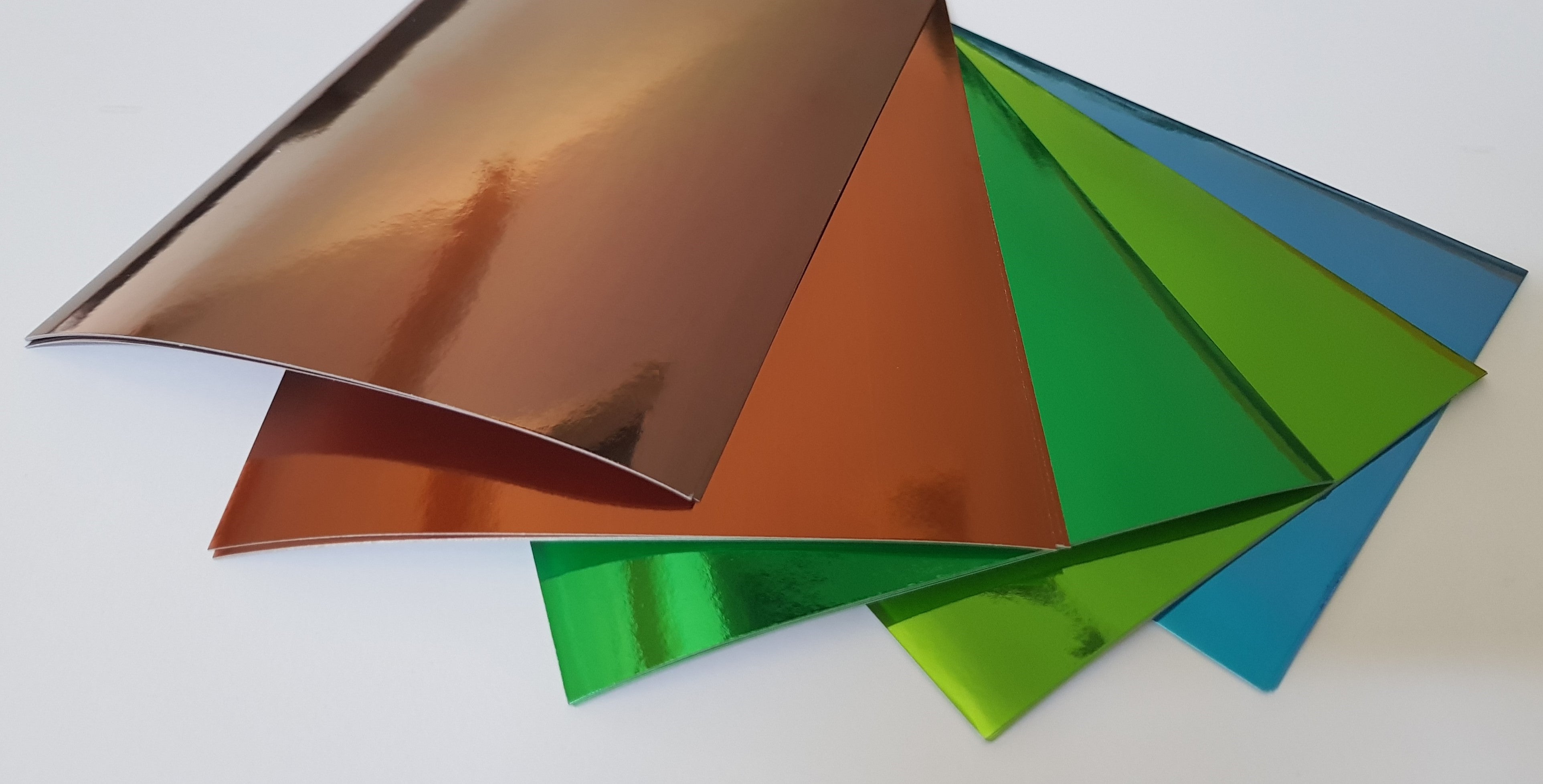 Metallic Papier selbstklebend - A5 - Naturals Selbstklebendes Papier in 5 verschiedenen glänzenden Farben. Das Set enthält insgesamt 20 Blätter (4 x 5 Farben) in der Grösse A5 (14,8 cm x 21,0 cm). Inhalt: 20 Blätter 4 Blätter pro Farbe Farben: Braun, Bronze, Grün, Hellgrün & Blau Das selbstklebende Papier ist geeignet für: Scrapbooking-Seiten Geburtstagskarten Einladungen Dekorationen Stanzen Anleitung: Blatt auf die Matte kleben Schneiden Abziehen Kleben