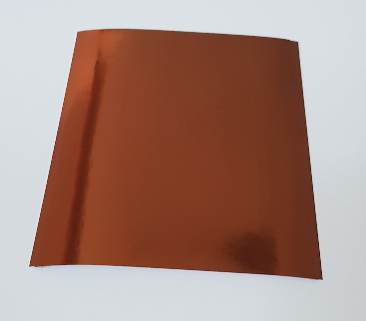 Metallic Papier selbstklebend - A5 - Naturals Selbstklebendes Papier in 5 verschiedenen glänzenden Farben. Das Set enthält insgesamt 20 Blätter (4 x 5 Farben) in der Grösse A5 (14,8 cm x 21,0 cm). Inhalt: 20 Blätter 4 Blätter pro Farbe Farben: Braun, Bronze, Grün, Hellgrün & Blau Das selbstklebende Papier ist geeignet für: Scrapbooking-Seiten Geburtstagskarten Einladungen Dekorationen Stanzen Anleitung: Blatt auf die Matte kleben Schneiden Abziehen Kleben