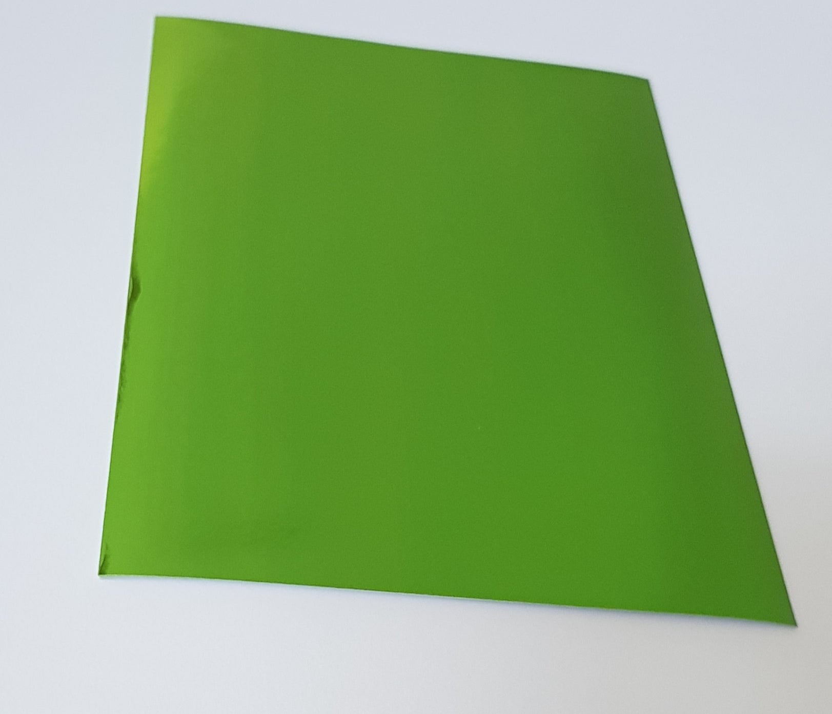 Metallic Papier selbstklebend - A5 - Naturals Selbstklebendes Papier in 5 verschiedenen glänzenden Farben. Das Set enthält insgesamt 20 Blätter (4 x 5 Farben) in der Grösse A5 (14,8 cm x 21,0 cm). Inhalt: 20 Blätter 4 Blätter pro Farbe Farben: Braun, Bronze, Grün, Hellgrün & Blau Das selbstklebende Papier ist geeignet für: Scrapbooking-Seiten Geburtstagskarten Einladungen Dekorationen Stanzen Anleitung: Blatt auf die Matte kleben Schneiden Abziehen Kleben