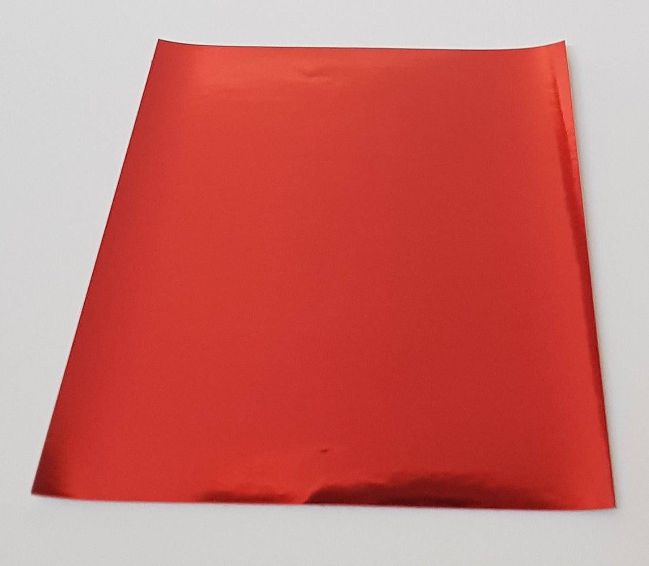 Metallic Papier selbstklebend - A5 - Pinks Selbstklebendes Papier in 5 verschiedenen glänzenden Farben. Das Set enthält insgesamt 20 Blätter (4 x 5 Farben) in der Grösse A5 (14,8 cm x 21,0 cm). Inhalt: 20 Blätter 4 Blätter pro Farbe Farben: Rot, Pink, Violett, Rosa & Flieder Das selbstklebende Papier ist geeignet für: Scrapbooking-Seiten Geburtstagskarten Einladungen Dekorationen Stanzen