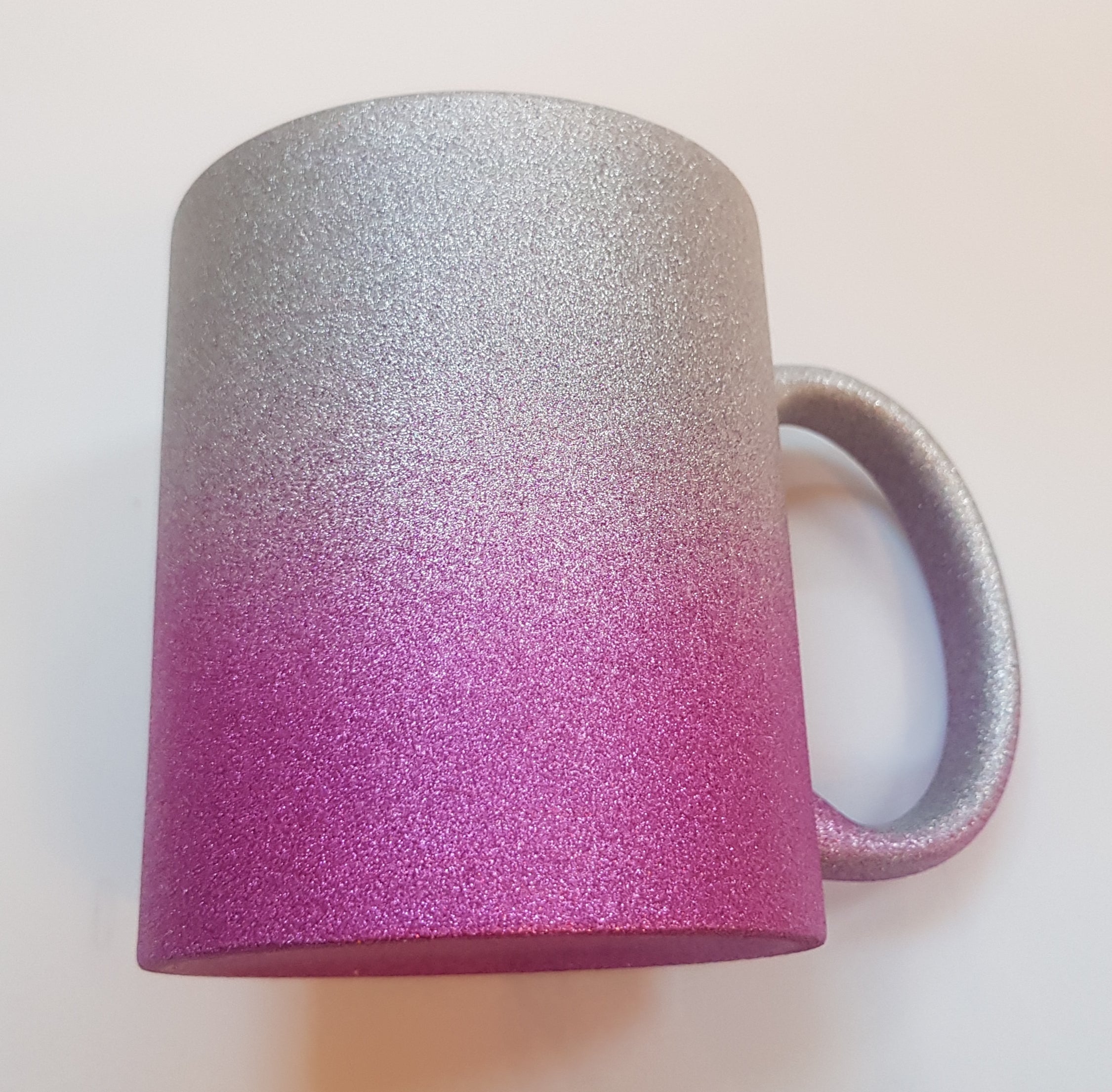 Keramiktasse SPARK Orca-Coating mit Farbverlauf Diese SPARK Orca-Coating Keramiktasse ist ein absoluter Hingucker, denn sie hat einen tollen Farbverlauf! Die Keramiktasse SPARK Glitzer mit Orca Beschichtung ist die perfekte Wahl für das Bedrucken mit Texten oder Grafiken in dunkler Farbe via Sublimationsdruck oder Infusible Ink. Inhalt: 1 Glitzer Keramiktasse SPARK mit Farbverlauf Spezifikationen: hochwertige Keramiktasse Innenseite weiss für Texte und Grafiken in dunklen Farben geeignet