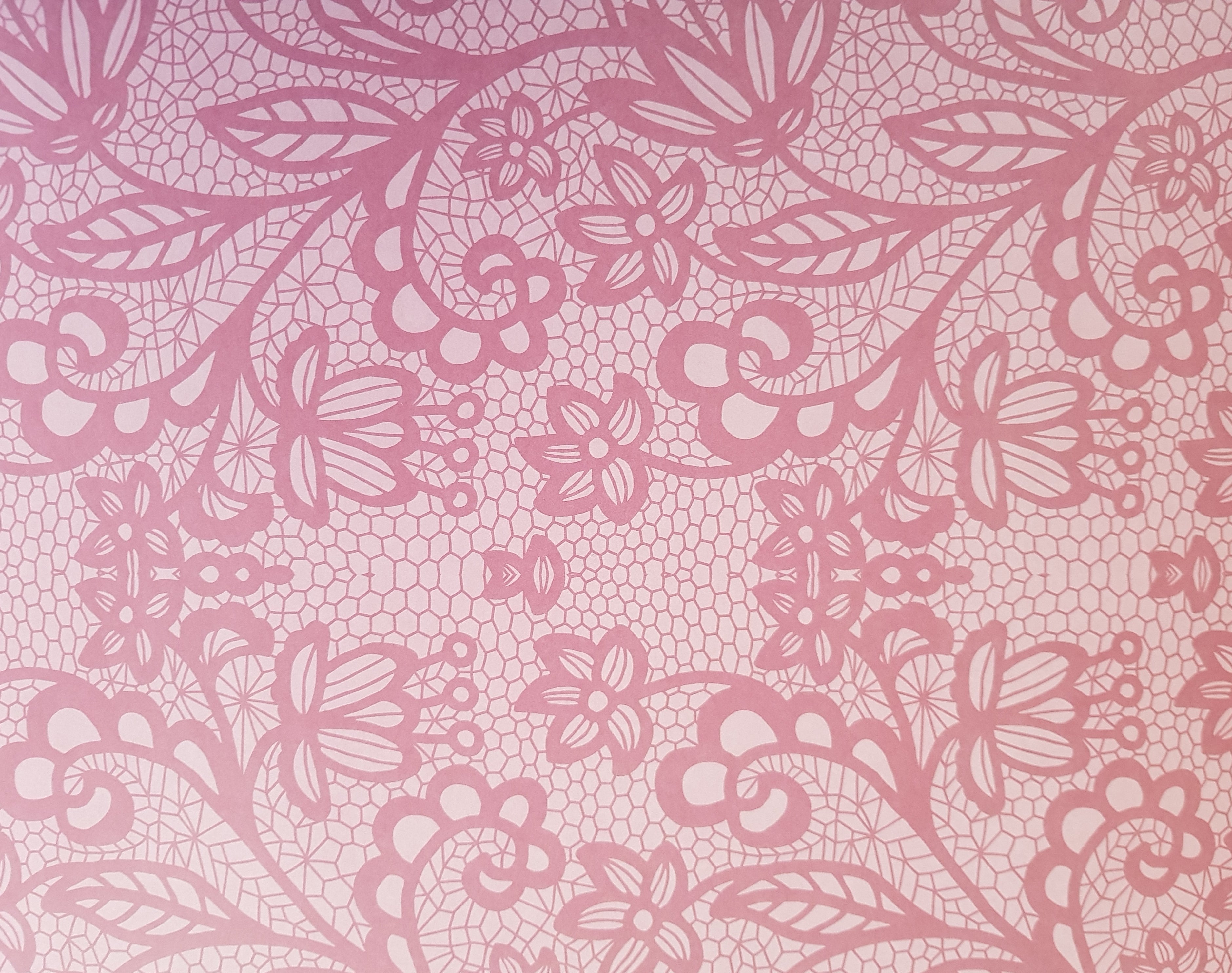 Paper Pad 250 g/m2 - 12’’ x 12’’ - Soft Romance Spezifikationen: 12’’ x 12’’ (30.5 cm x 30.5 cm) 250 g/m2 beidseitig bedruckt lässt sich gut schneiden säurefrei Inhalt: 24 Bogen 24 Designs beidseitig bedruckt Dieses Paper Pad / Designpapier ist geeignet für: Karten Karten-Verzierungen Kuverts Geschenkboxen & Verpackungen Plotten Scrapbooking