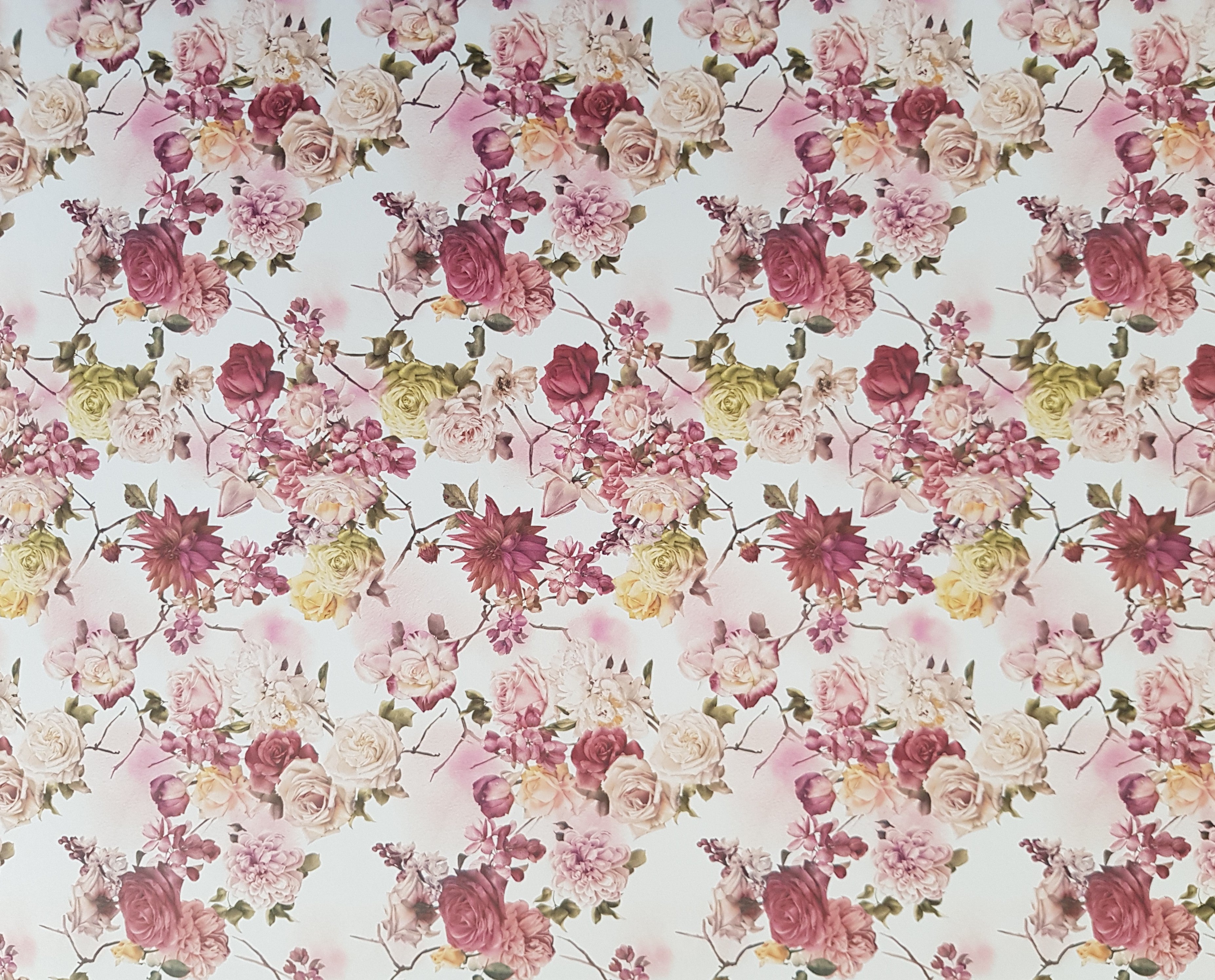 Paper Pad 250 g/m2 - 12’’ x 12’’ - Soft Romance Spezifikationen: 12’’ x 12’’ (30.5 cm x 30.5 cm) 250 g/m2 beidseitig bedruckt lässt sich gut schneiden säurefrei Inhalt: 24 Bogen 24 Designs beidseitig bedruckt Dieses Paper Pad / Designpapier ist geeignet für: Karten Karten-Verzierungen Kuverts Geschenkboxen & Verpackungen Plotten Scrapbooking