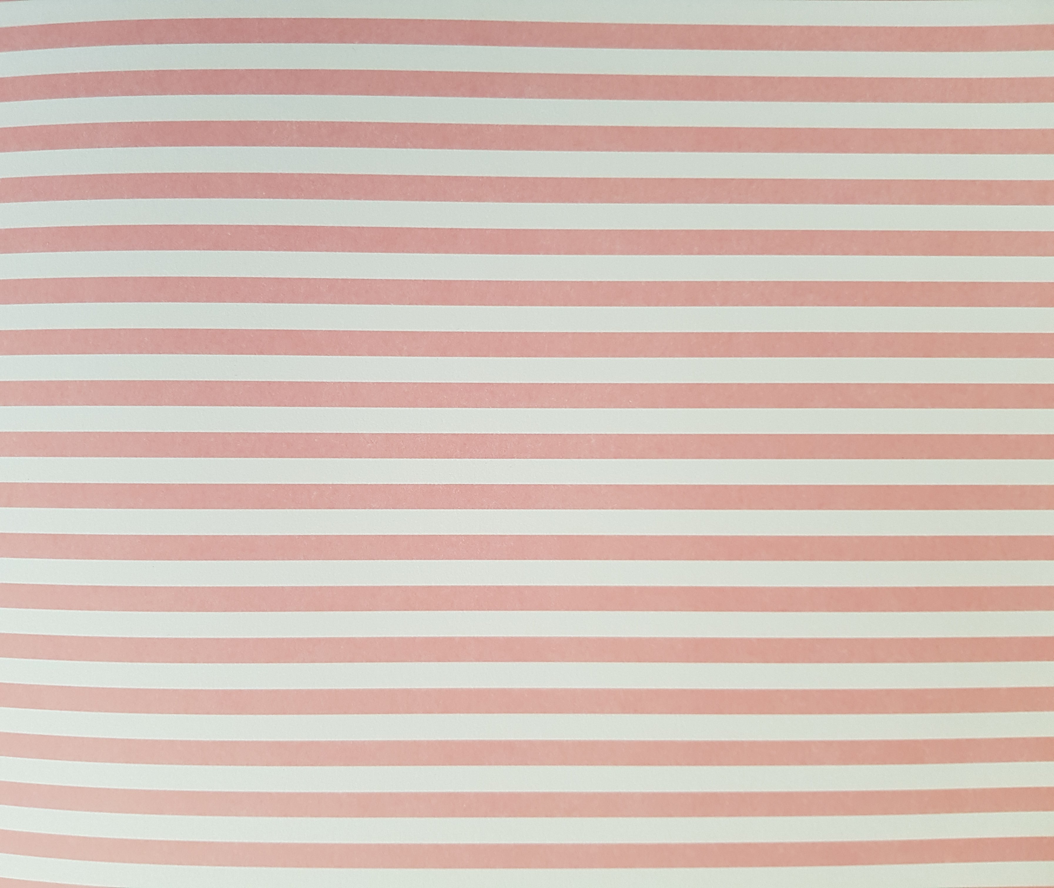 Paper Pad 250 g/m2 - 12’’ x 12’’ - Soft Sweet Pink Spezifikationen: 12’’ x 12’’ (30.5 cm x 30.5 cm) 250 g/m2 beidseitig bedruckt lässt sich gut schneiden säurefrei Inhalt: 24 Bogen 24 Designs beidseitig bedruckt Dieses Paper Pad / Designpapier ist geeignet für: Karten Karten-Verzierungen Kuverts Geschenkboxen & Verpackungen Plotten