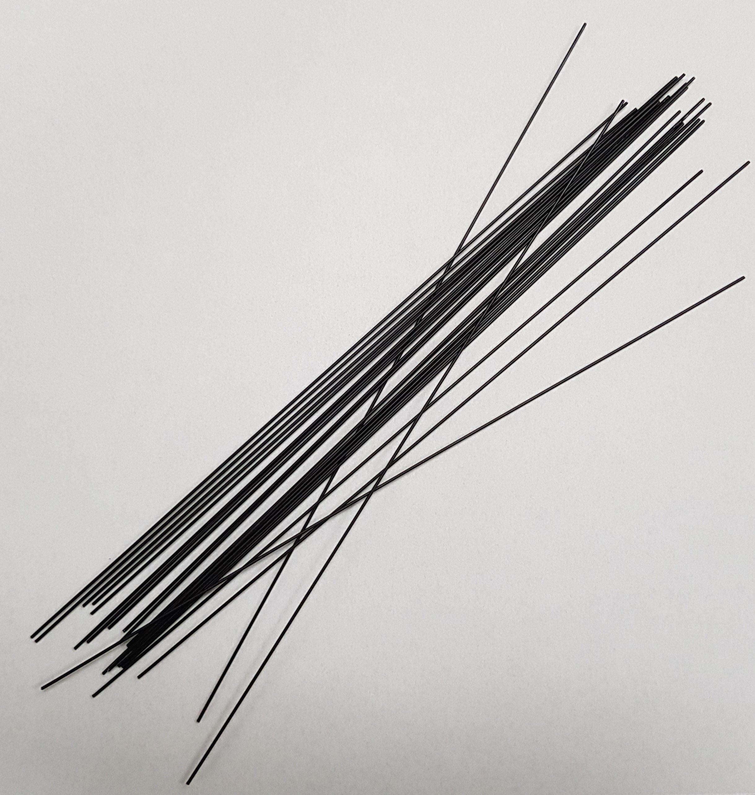 Steckdraht 30 cm - 1,2 mm Der Steckdraht aus schwarz gefärbtem Metall ist 30 cm lang und hat einen Durchmesser von 1.2 mm. Er eignet sich sehr gut, wenn Du Figuren und Dekorationen herstellen willst. Du kannst ihn aber auch für Blumengestecke verwenden.