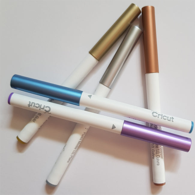 Cricut Metallic Zeichenstifte 1.0 - Metallic Marker Set Inhalt: 5 Metallic Stifte (je 1 x Gold, Violett, Kupfer, Blau & Silber) Spezifikationen: 1.0 (mittlere Spitze) Farben: Gold, Violett, Kupfer, Blau & Silber wasserbasiert säurefrei ungiftig nach dem Trocknen permanent