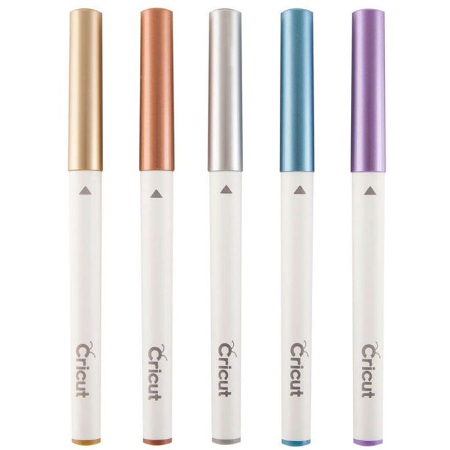Cricut Metallic Zeichenstifte 1.0 - Metallic Marker Set Inhalt: 5 Metallic Stifte (je 1 x Gold, Violett, Kupfer, Blau & Silber) Spezifikationen: 1.0 (mittlere Spitze) Farben: Gold, Violett, Kupfer, Blau & Silber wasserbasiert säurefrei ungiftig nach dem Trocknen permanent
