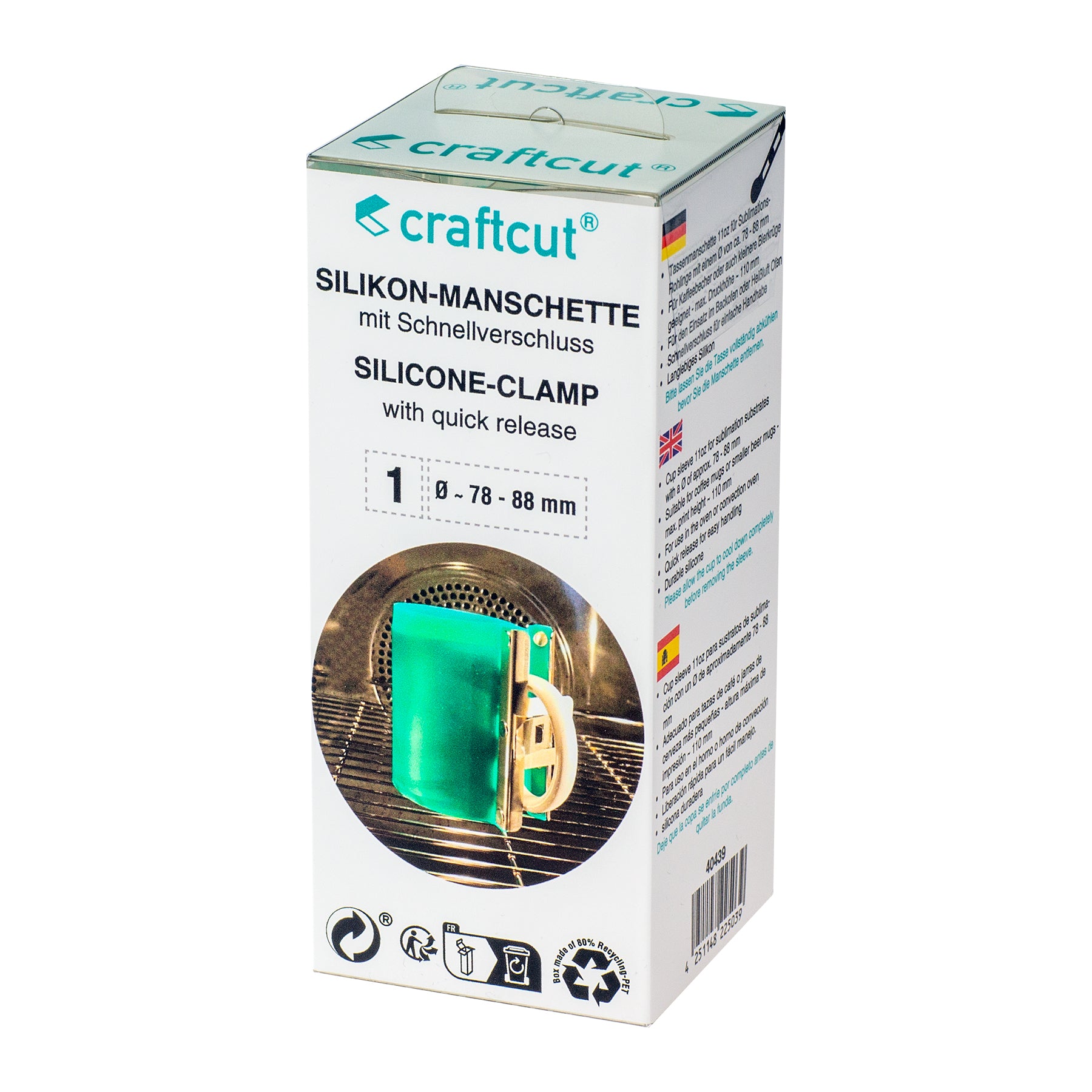 Crealive craftcut® Tassenmanschette für Tassen Diese Tassenmanschette ist für Tassen (Ø ca. 78 - 88 mm) geeignet und ist 115 mm hoch. Sie wird für den Einsatz im Backofen oder Heissluft Ofen benötigt, ideal für Anwender die keine eigene Tassenpresse besitzen. Inhalt: 1 craftcut® Tassenmanschette für Tassen Verarbeitungshinweis: Die zu verwendenden Presstemperaturen oder Zeiten sind, im Ofen, abhängig von den von Dir verwendeten Tassen, Tinten oder Papieren.