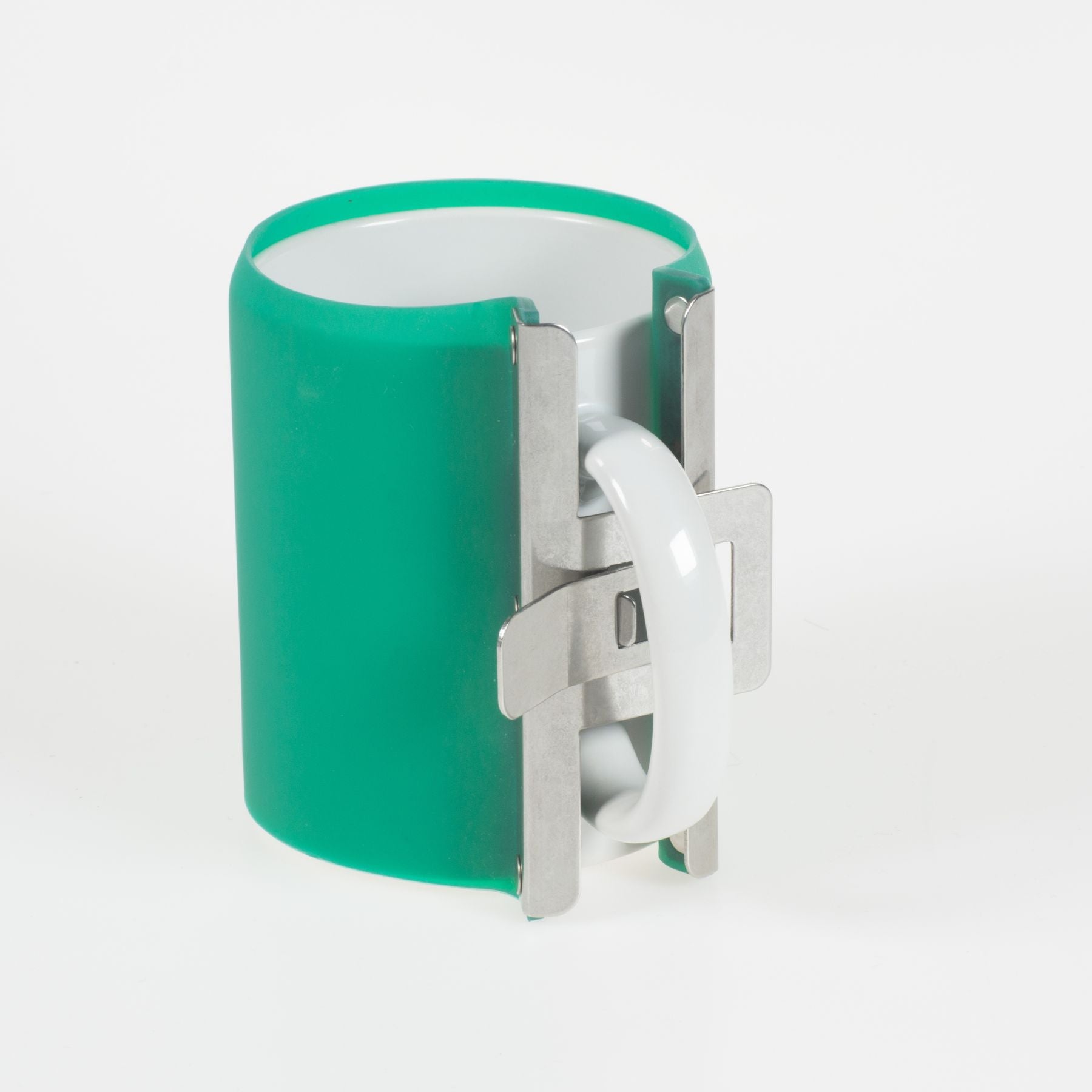 Crealive craftcut® Tassenmanschette für Tassen Diese Tassenmanschette ist für Tassen (Ø ca. 78 - 88 mm) geeignet und ist 115 mm hoch. Sie wird für den Einsatz im Backofen oder Heissluft Ofen benötigt, ideal für Anwender die keine eigene Tassenpresse besitzen. Inhalt: 1 craftcut® Tassenmanschette für Tassen Verarbeitungshinweis: Die zu verwendenden Presstemperaturen oder Zeiten sind, im Ofen, abhängig von den von Dir verwendeten Tassen, Tinten oder Papieren.