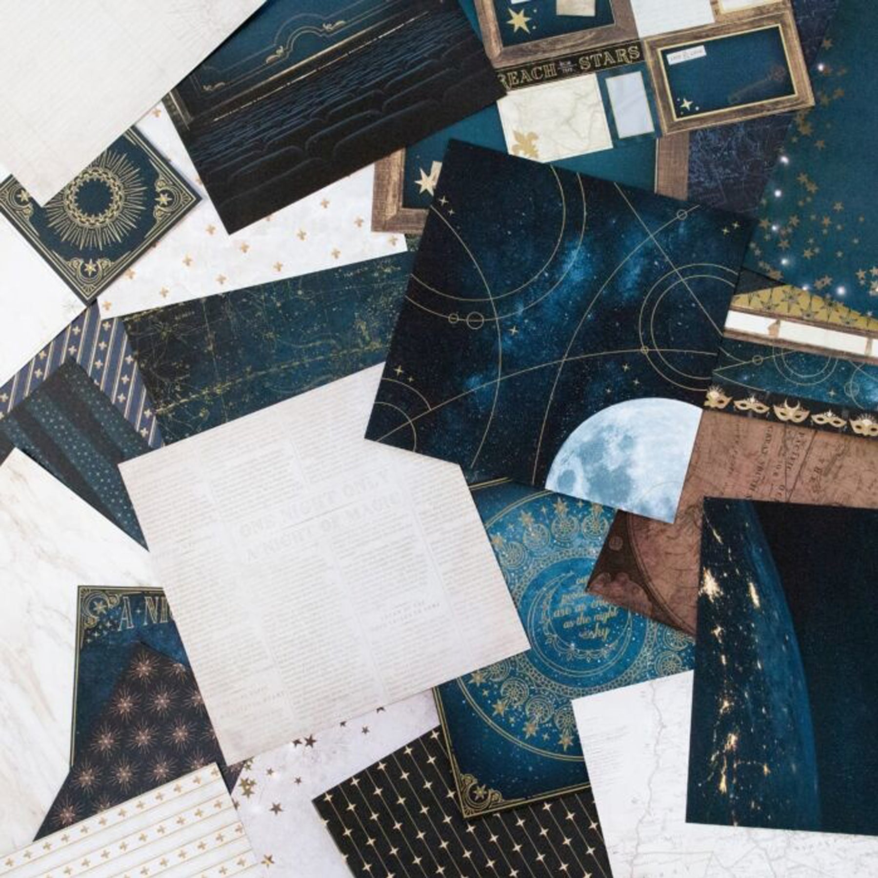 Crealive Paper Pad 180 g/m2 - 12’’ x 12’’ - Theater of Stars Inhalt: 48 Bogen 24 Designs teils mit Gold folierten Akzenten einseitig bedruckt Spezifikationen: 12’’ x 12’’ (30.5 cm x 30.5 cm) ca. 180 g/m2 einseitig bedruckt lässt sich gut schneiden Dieses Designpapier / Motivpapier ist geeignet für: Karten Karten-Verzierungen Plotten Stanzen Prägen Scrapbooking