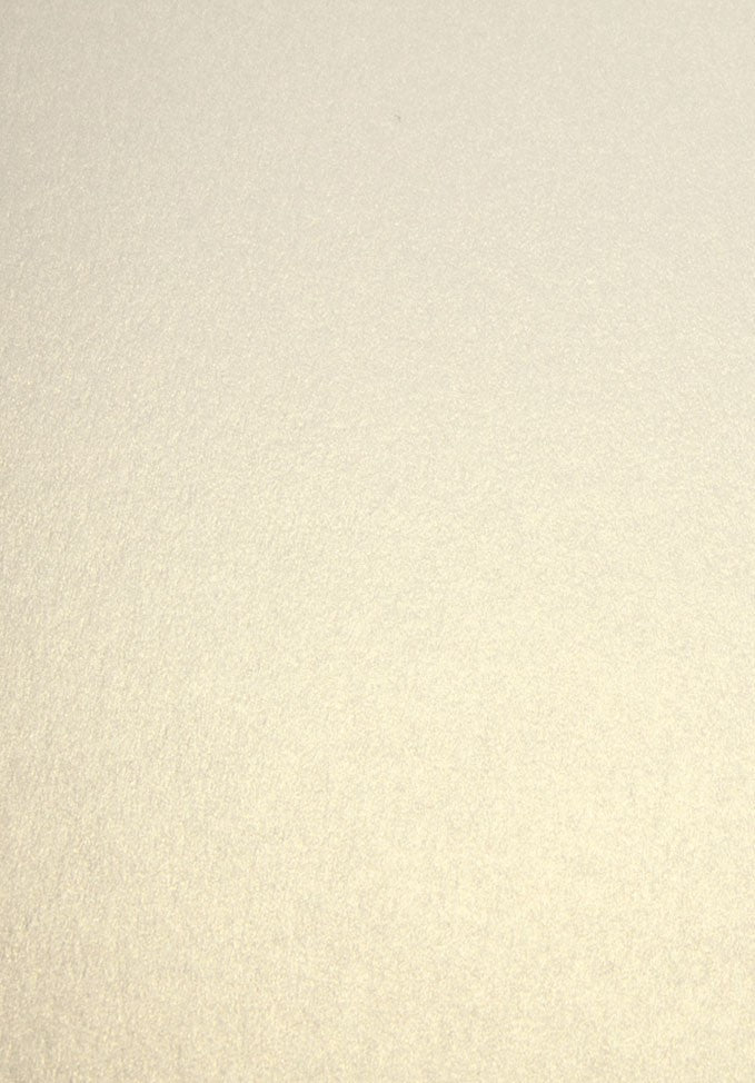 Papier 120 g/m2 - A4 - Metallic ivory Spezifikationen: A4 (21.0 cm x 29.7 cm) 120 g/m2 beidseitig farbig (voll durchgefärbt) bedruckbar mit Ink- und Laserdrucker beschreibbar starke Farbgebung FSC zertifiziertes Papier säure- und ligninfrei Dieses Metallic Papier ist geeignet für: Karteneinlagen Karten-Verzierungen Plotten Scrapbooking