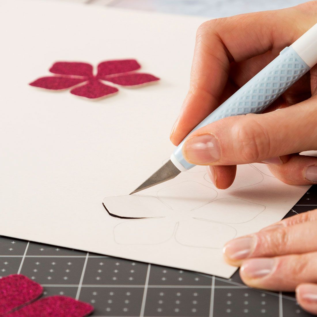 Cricut TrueControl Messer Blue Mit seiner rasiermesserscharfen Klinge, der durchdringenden Spitze und dem überlegenen Klingenverriegelungssystem bietet dir das Cricut® TrueControl Knife jederzeit bessere Kontrolle und schöne Ergebnisse. Erlebe erstaunliche Präzision und Genauigkeit bei der Bearbeitung einer Vielzahl von Materialien, einschliesslich Papier, Karton, dünnem Kunststoff, Leinwand, Stoffen und mehr.