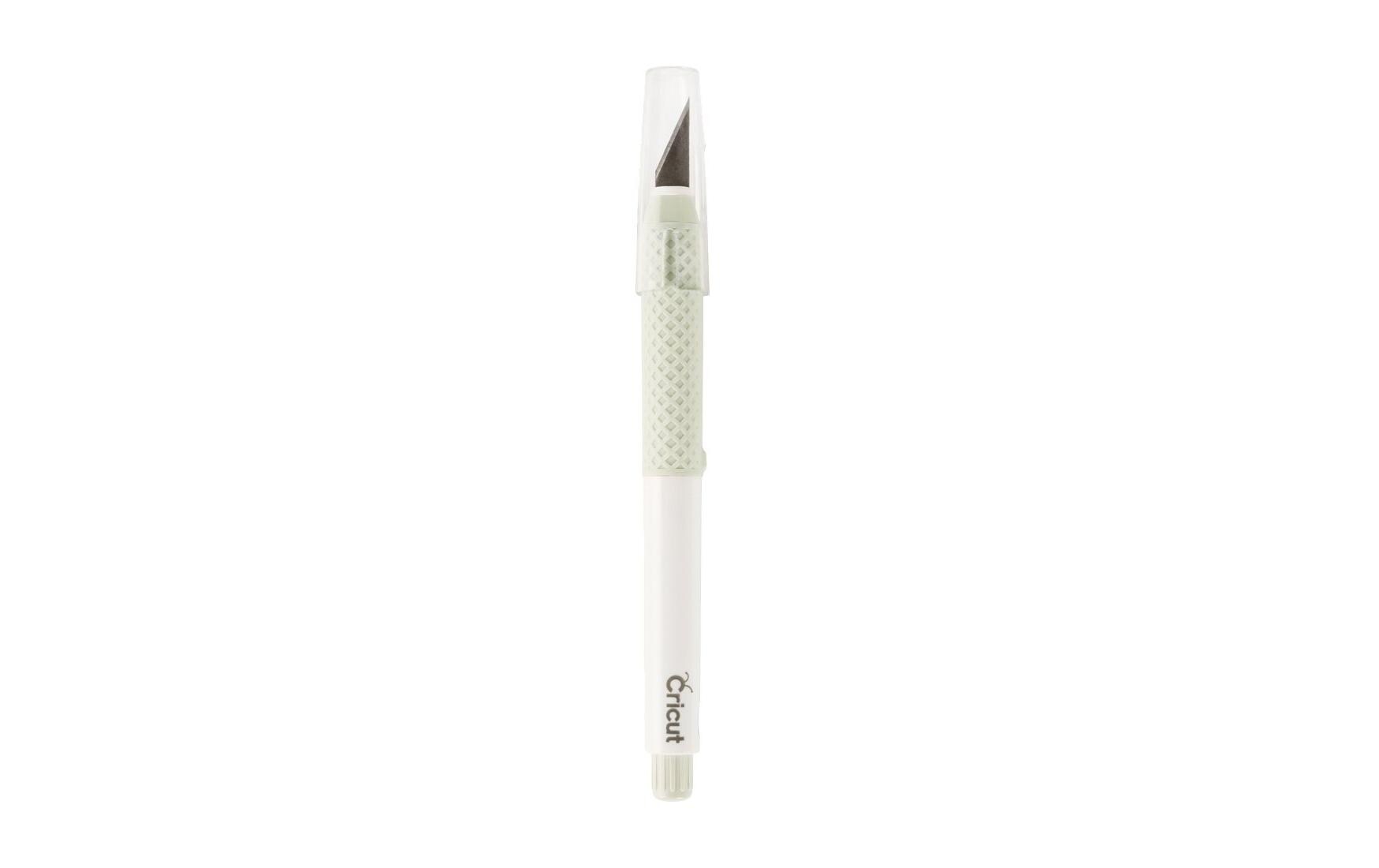 Cricut TrueControl Messerset inkl. 5 Ersatzklingen / TrueControl Knife Mint Mit seiner rasiermesserscharfen Klinge, der durchdringenden Spitze und dem überlegenen Klingenverriegelungssystem bietet dir das Cricut® TrueControl Knife jederzeit bessere Kontrolle und schöne Ergebnisse. Erlebe erstaunliche Präzision und Genauigkeit bei der Bearbeitung einer Vielzahl von Materialien, einschliesslich Papier, Karton, dünnem Kunststoff, Leinwand, Stoffen und mehr.