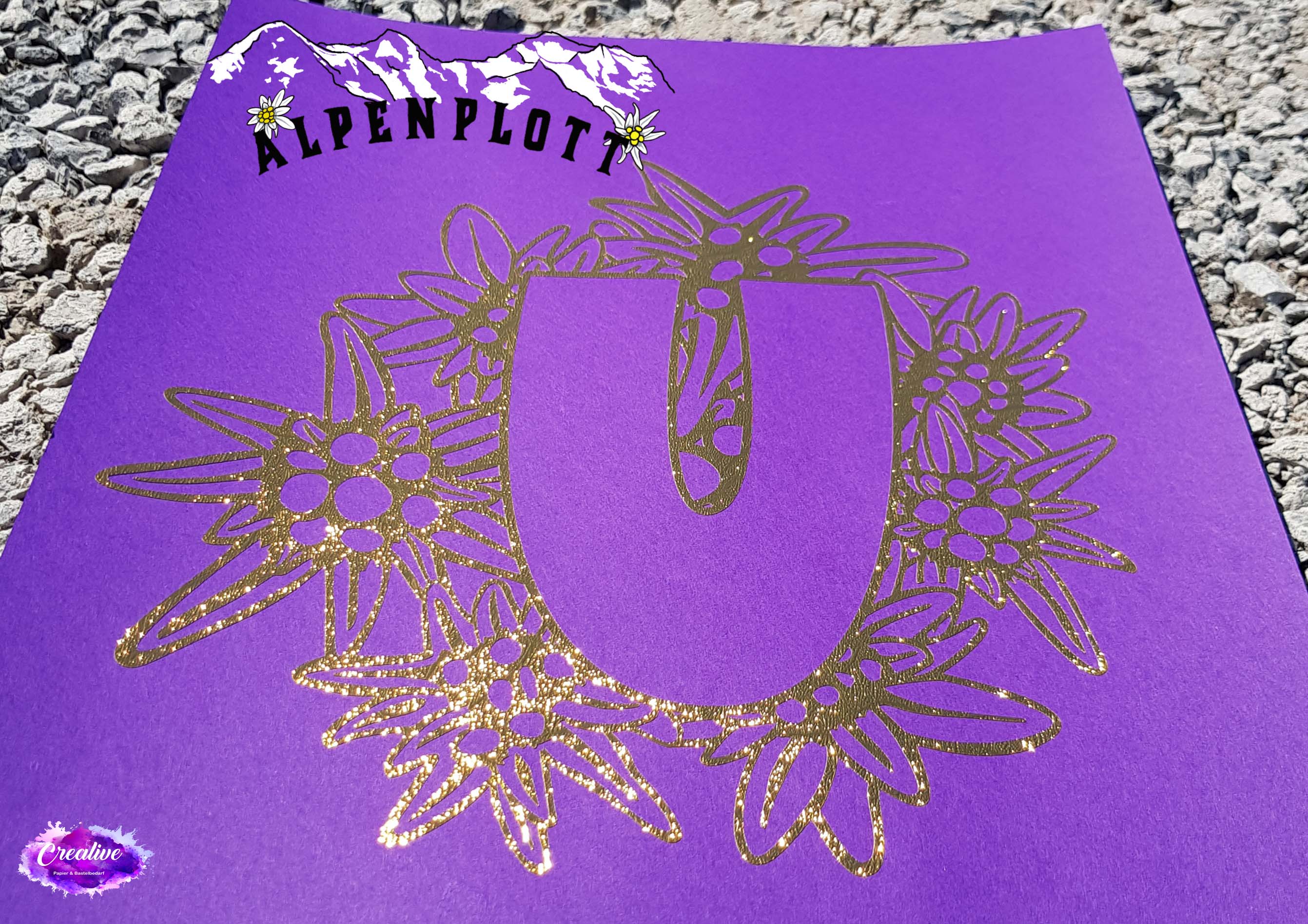 Cricut Premium Vinylfolie permanent - Textured Metallic Die Cricut Premium Vinylfolie lässt sich gut Entgittern. Für eine gute Übertragung empfehlen wir das Strong Grip Transfer Tape. Inhalt: 1 Bogen Vinylfolie Textured Metallic Spezifikationen: Cricut Premium Vinylfolie permanent Farbe: Gold mit Metallic Struktur selbstklebend permanent Grösse: 30.5 x 122 cm