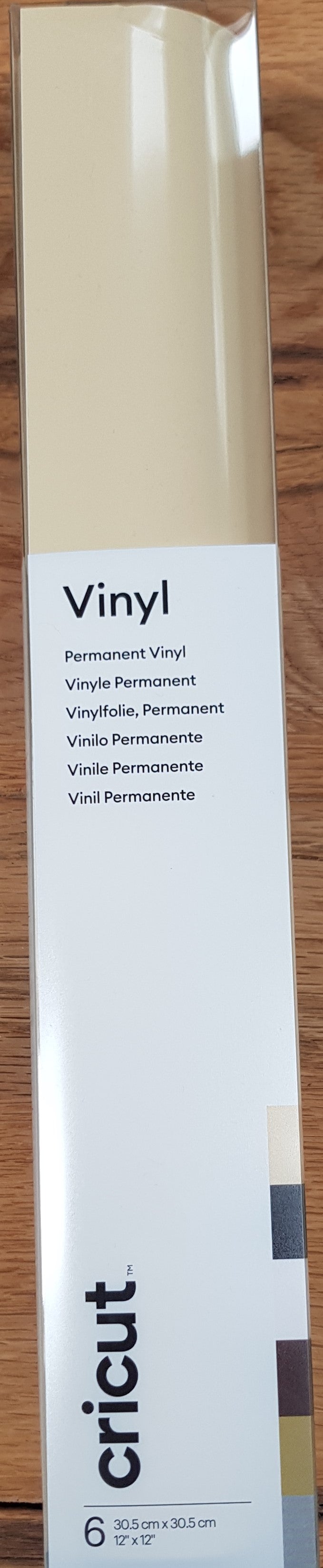 Cricut Premium Vinylfolie permanent - Basics Die Cricut Premium Vinylfolie lässt sich gut Entgittern. Für eine gute Übertragung empfehlen wir das Strong Grip Transfer Tape. Inhalt: 6 Bogen Vinylfolie Glänzend Spezifikationen: Cricut Premium Vinylfolie permanent Farben: Pergament, Schwarz, Weiss, Kaffee-Braun, Gold & Silber selbstklebend wasserfest UV-beständig permanent Grösse: 30.5 x 30.5 cm