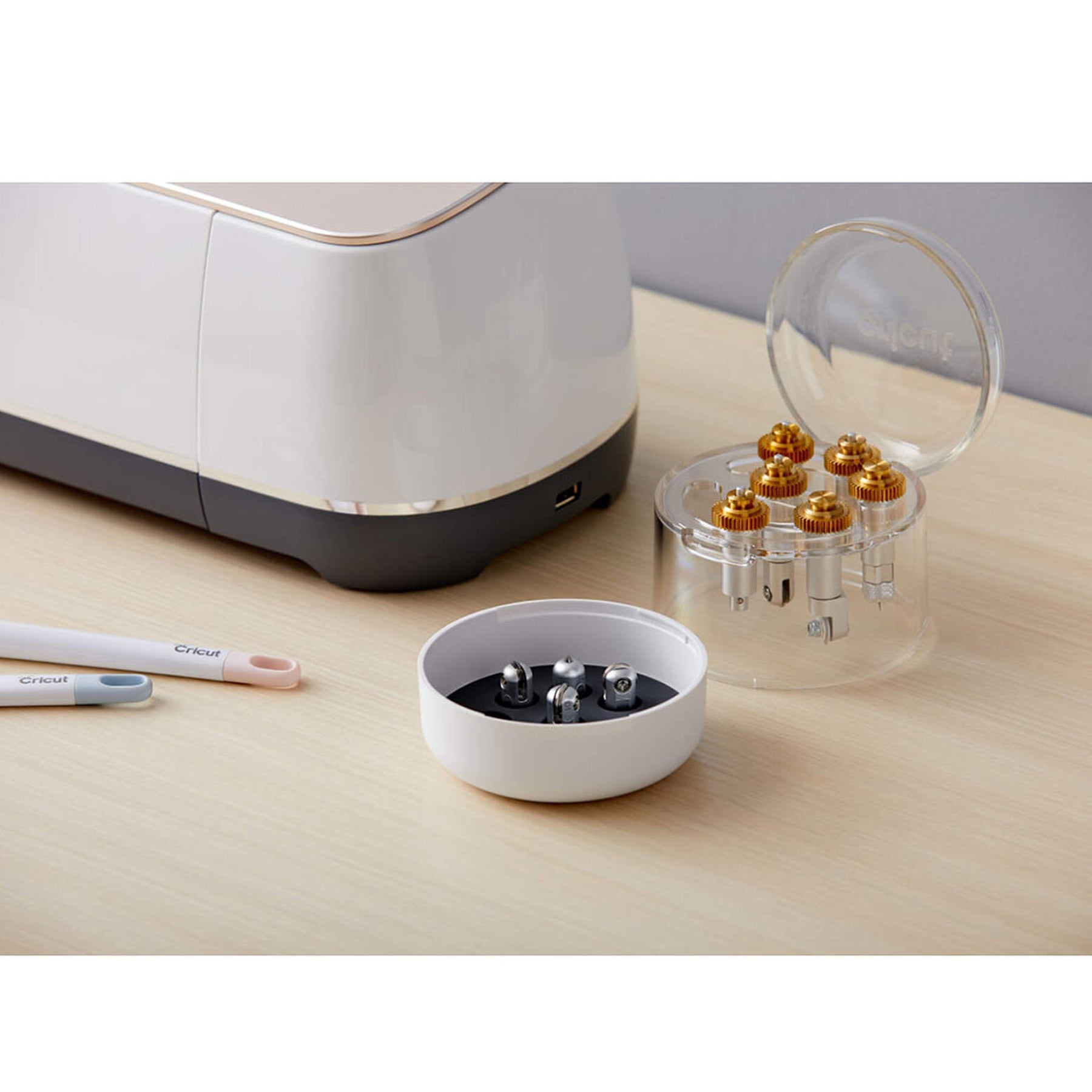 Crealive Cricut Werkzeug Organizer Mit diesem platzsparenden Werkzeughalter kannst du alle Cricut Werkzeuggehäuse und QuickSwap-Spitzen sicher, ordentlich und leicht zugänglich aufbewahren. Der praktische Organizer hält nicht nur Ordnung auf deinem Arbeitstisch, sondern verhindert auch, dass Werkzeuge, die lose in einer Schublade liegen, leicht verschleissen. Im oberen Bereich haben bis zu 10 Werkzeuge Platz und im unteren Bereich kannst Du 9 QuickSwap Spitzen / Tips einordnen.