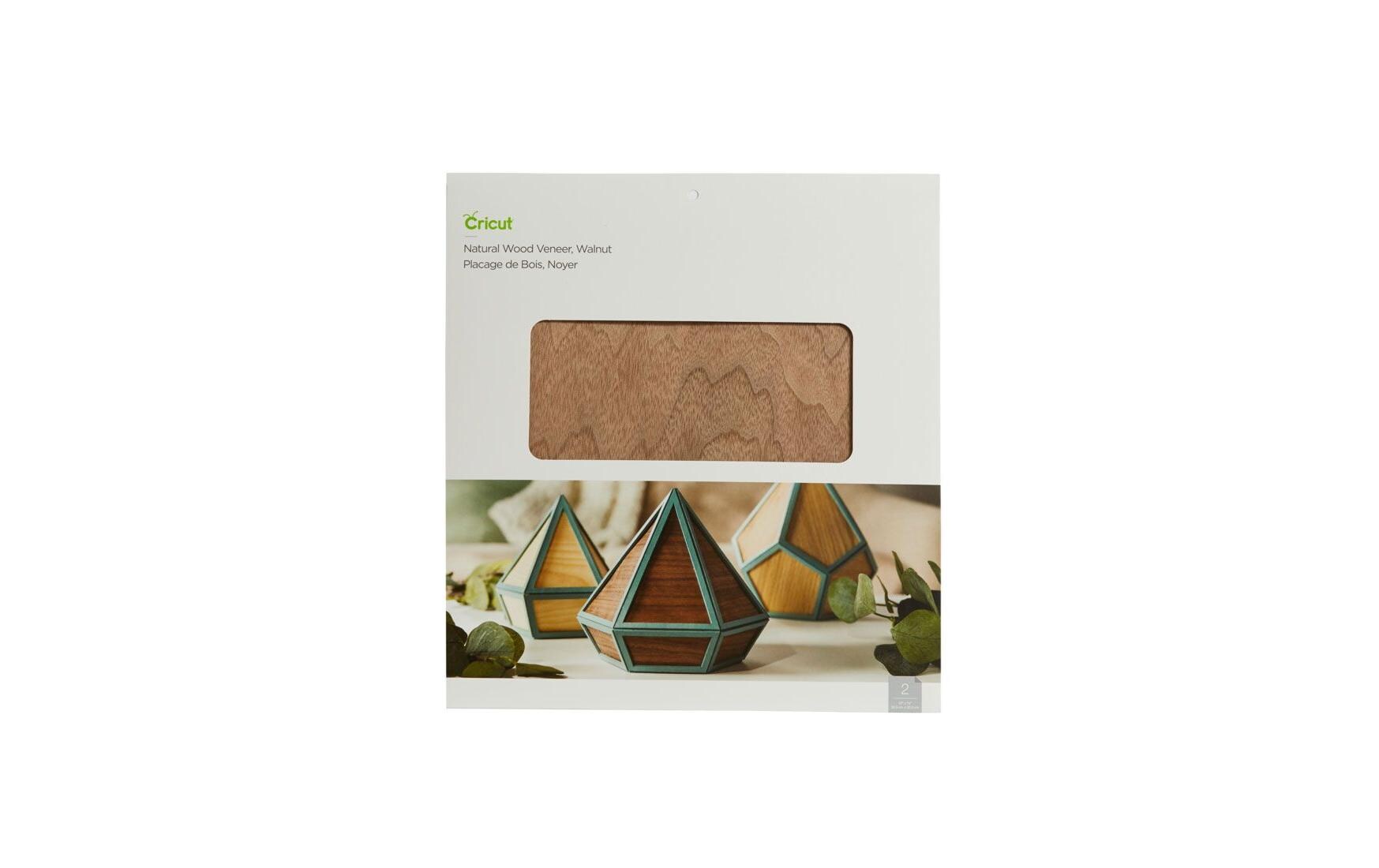 Cricut Echtholzfurnier Walnuss / Wood Veneer Walnut - 30,5 x 30,5 cm Inhalt: 2 Blatt Cricut Wood Veneer Walnut / Echtholzfurnier Walnuss Spezifikationen: Echtholz Furnierplatte Walnuss / Walnut Grösse: 12" x 12" (30,5 x 30,5 cm) Stärke: 0.02 cm Farbe: Das Furnier ist aus echtem Holz hergestellt, daher variieren Maserung und Farbe und machen jedes Projekt einzigartig