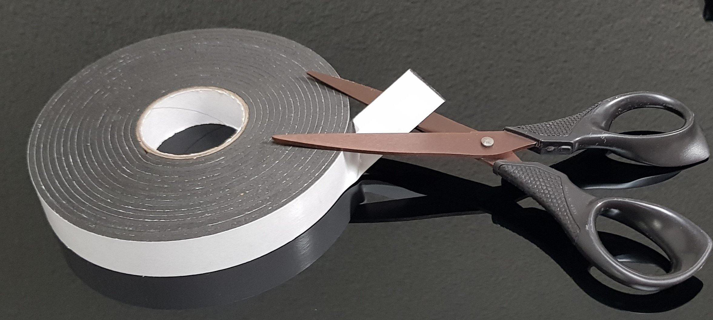 Mit dieser Schere mit spitzen Klingen mit Titanium-Beschichtung könnt ihr zukünftig eure Klebebänder reibungslos schneiden. Sie ist symmetrisch und die braunen Griffen sind aus 79% Recycling-Kunststoff. Die Griffe sind ergonomisch und für Rechtshänder. Diese Schere eignet sicher super für: doppelseitige Klebebänder Klebe-Pads