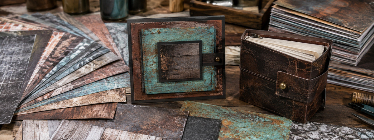 Designpapiere mit täuschend echten Holz-, Metall-, Stein-, Leder- und Patina-Optiken. Die Papiere sind glatt und erhalten ihre besondere Wirkung durch das gedruckte Strukturdesign.