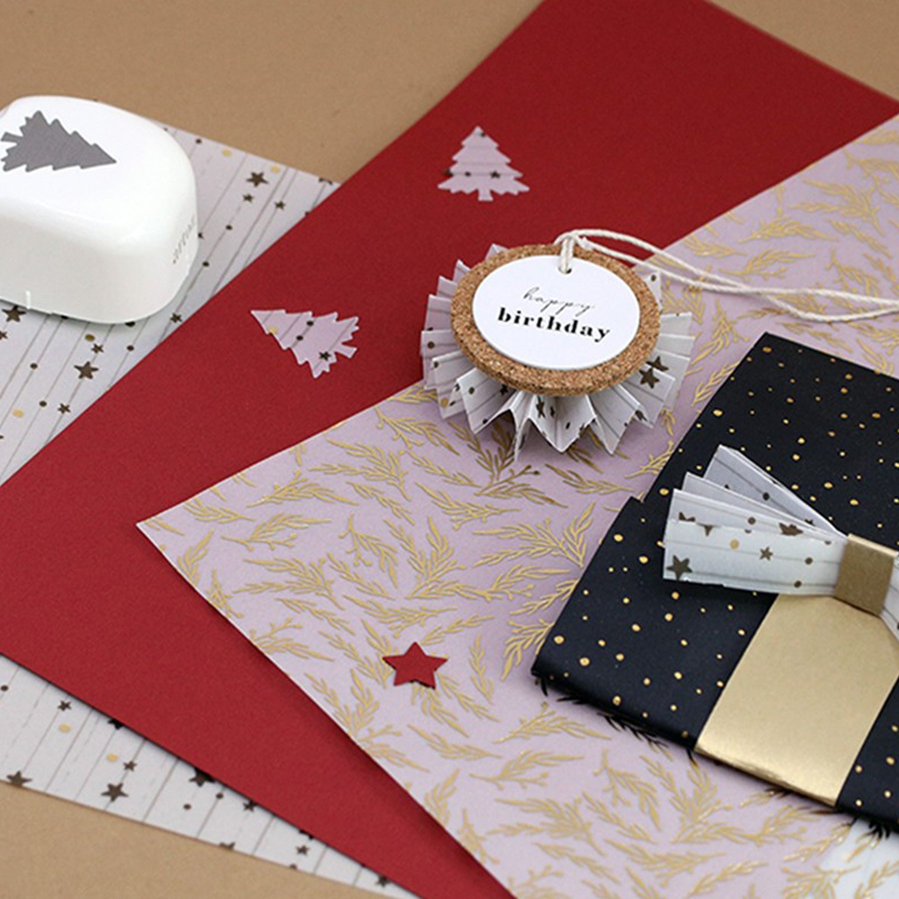 Crealive Pergamentpapier / Transparentpapier 110 g/m2 - Floral Winter
 
Inhalt:
•	1 Bogen
 
Spezifikationen:
•	A4 (21 x 30 cm)
•	110 g/m2
•	Farbe: Weiss transparent mit Goldfoil
•	Muster: Floral
 
Pergamentpapier / Transparentpapier ist geeignet für:
•	Verzierungen von Karten, Boxen, Geschenk-Verpackungen, Geschenktaschen, etc.
•	Boxen-Deko
•	Verpackungen
•	Laternen
•	Scrapbooking
•	Mixed-Media
•	Journaling
•	DIY-Deko
•	Fenster-Dekorationen
•	Fenster bei Häuschen
•	Halbtransparentes Sichtfenster bei Boxen &