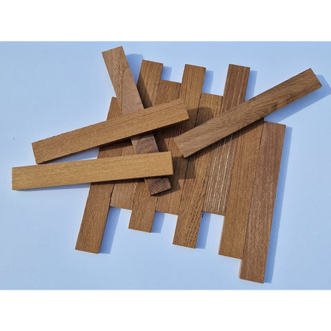 Crealive Holz-Klötzchen - Akazie gedämpft    Die Verwendung von gedämpfter Akazie verleiht jedem Klötzchen eine tiefe, reichhaltige Farbgebung und eine beeindruckende Haltbarkeit, die deine Werke über Jahre hinweg bewahrt. Akazienholz ist für seine bemerkenswerte Dichte und Härte sowie für seine natürliche Beständigkeit gegenüber äusseren Einflüssen bekannt. Die gedämpfte Behandlung verstärkt diese Eigenschaften, indem sie die Holzfasern kondensiert und eine noch intensivere Farbtiefe hervorbringt. 