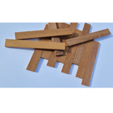 Crealive Holz-Klötzchen - Akazie gedämpft    Die Verwendung von gedämpfter Akazie verleiht jedem Klötzchen eine tiefe, reichhaltige Farbgebung und eine beeindruckende Haltbarkeit, die deine Werke über Jahre hinweg bewahrt. Akazienholz ist für seine bemerkenswerte Dichte und Härte sowie für seine natürliche Beständigkeit gegenüber äusseren Einflüssen bekannt. Die gedämpfte Behandlung verstärkt diese Eigenschaften, indem sie die Holzfasern kondensiert und eine noch intensivere Farbtiefe hervorbringt. 