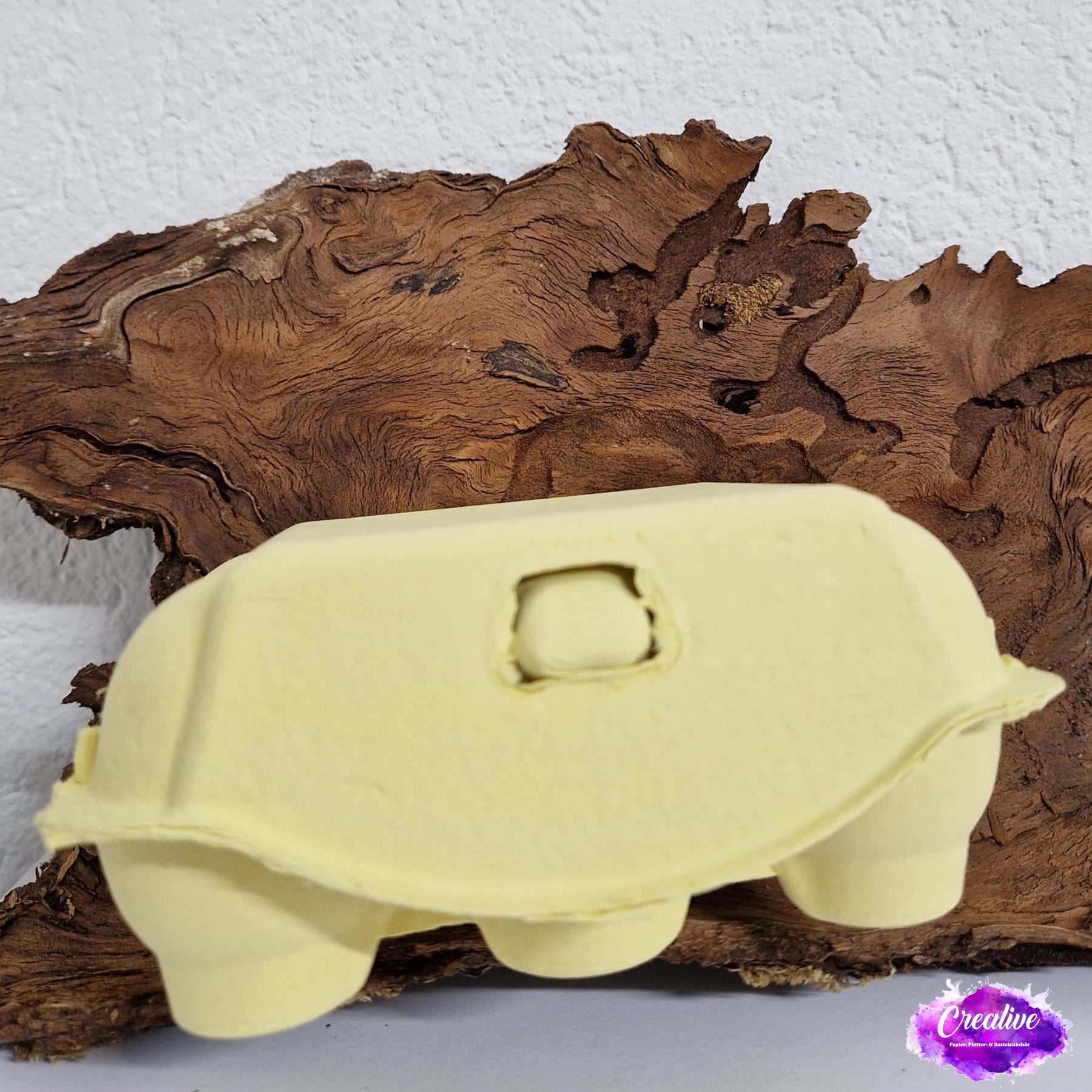 Crealive 6er Eierschachtel

Mit dieser 6er Eierschachtel hast du eine besondere Alternative, um deine selbst gefärbten Ostereier oder 6 grosse Schoggi-Eier darin zu verschenken & deine Liebsten zu überraschen an Ostern! Du kannst sie hübsch verpacken mit einer schönen Banderole oder du erstellst eine Etikette für den flachen Deckel. Mit diesem Eierkarton verschenkst du Freude und überraschst deine Lieben mit dem Inhalt. Natürlich kannst du auch andere Sachen darin verschenken.