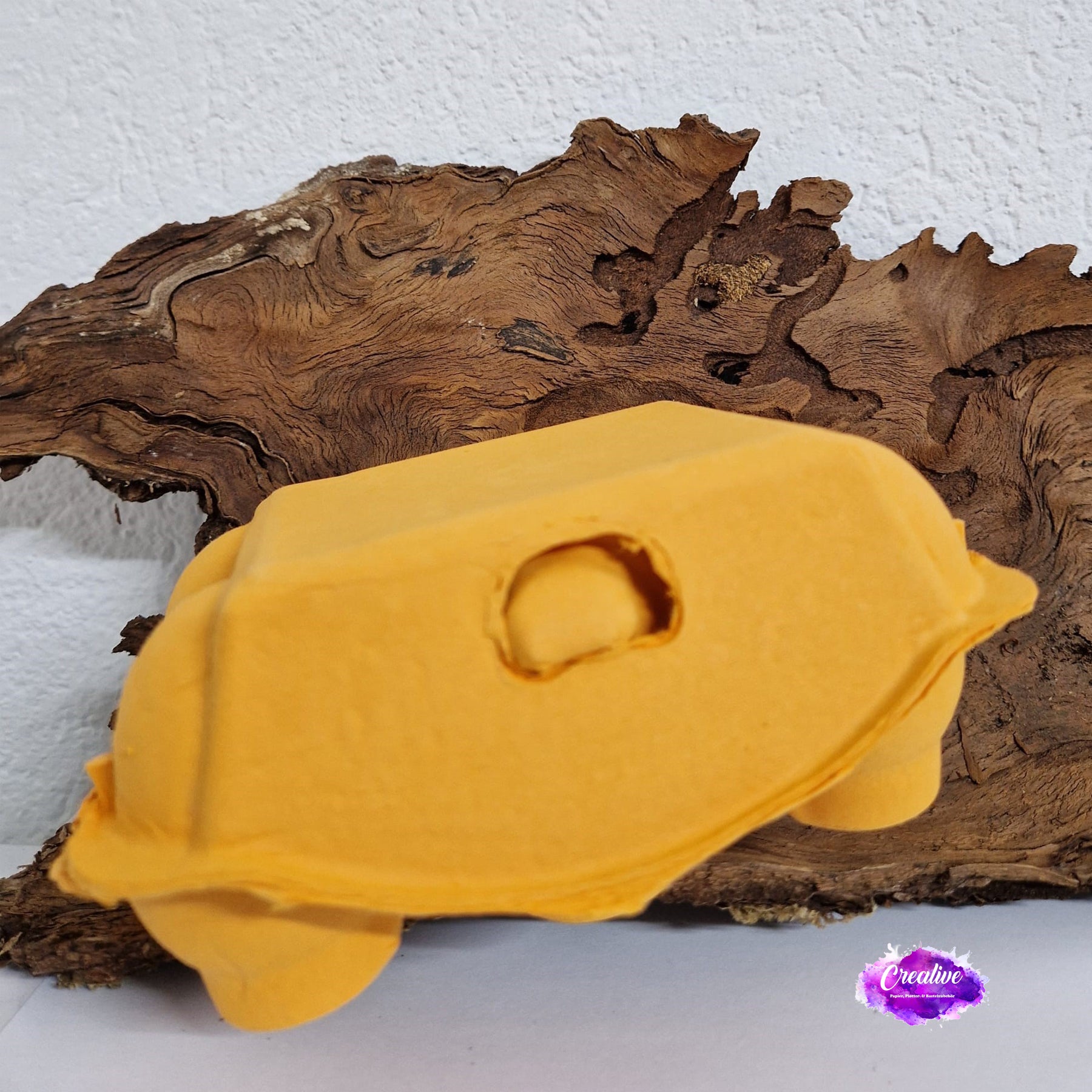 Crealive 6er Eierschachtel

Mit dieser 6er Eierschachtel hast du eine besondere Alternative, um deine selbst gefärbten Ostereier oder 6 grosse Schoggi-Eier darin zu verschenken & deine Liebsten zu überraschen an Ostern! Du kannst sie hübsch verpacken mit einer schönen Banderole oder du erstellst eine Etikette für den flachen Deckel. Mit diesem Eierkarton verschenkst du Freude und überraschst deine Lieben mit dem Inhalt. Natürlich kannst du auch andere Sachen darin verschenken.