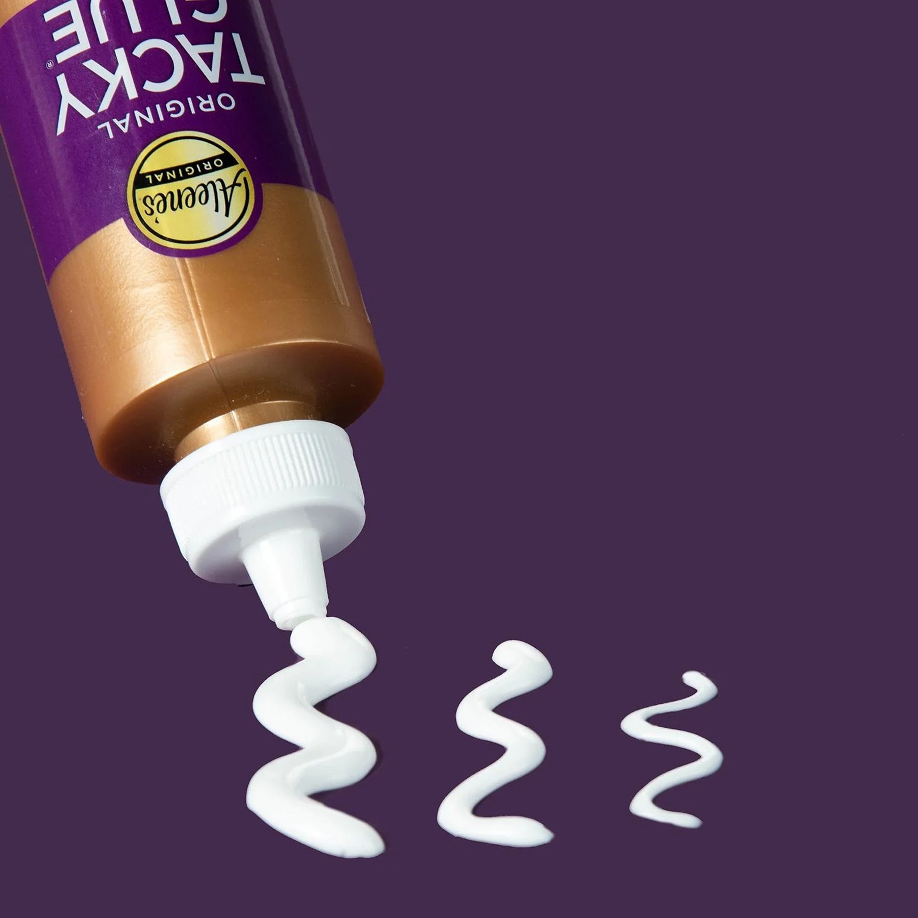 Crealive Aleene's Original Tacky Glue

Inhalt:
•	118 ml Aleene's Original Tacky Glue
 
Dieser Kleber ist hervorragend für Stoff, Seide, Jute, Papier, Verzierungen, Dekorationen und Schmuck, ideal für Miniaturen und wurde speziell für Papierarbeiten entwickelt oder beim Kleben ungewöhnlicher Oberflächen wie Holz, Metall, Glas, Keramik, Papier, Porzellan, Styropor und den meisten Kunststoffen. Der Kleber trocknet transparent und flexibel.

HINWEIS: Dieser Leim ist nicht für Kleidungsstücke geeignet, die gewas