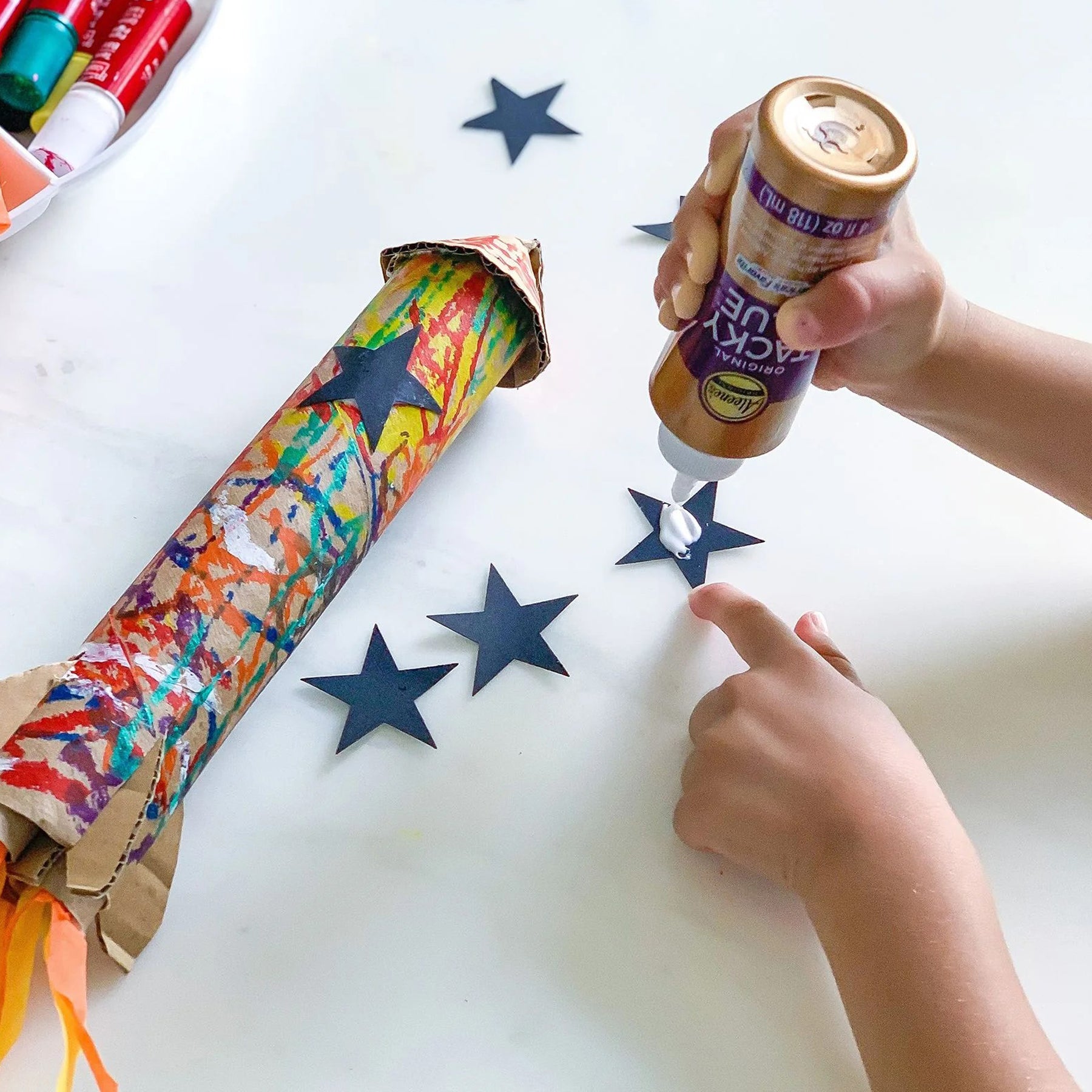 Crealive Aleene's Original Tacky Glue

Inhalt:
•	118 ml Aleene's Original Tacky Glue
 
Dieser Kleber ist hervorragend für Stoff, Seide, Jute, Papier, Verzierungen, Dekorationen und Schmuck, ideal für Miniaturen und wurde speziell für Papierarbeiten entwickelt oder beim Kleben ungewöhnlicher Oberflächen wie Holz, Metall, Glas, Keramik, Papier, Porzellan, Styropor und den meisten Kunststoffen. Der Kleber trocknet transparent und flexibel.

HINWEIS: Dieser Leim ist nicht für Kleidungsstücke geeignet, die gewas