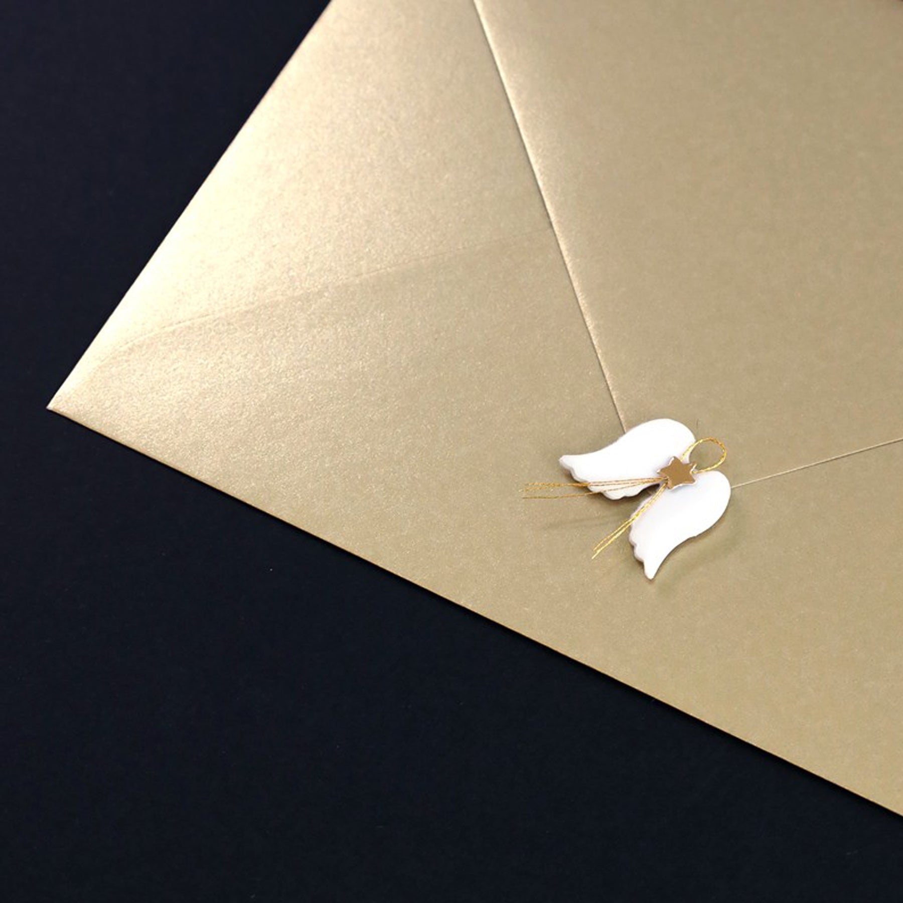 Crealive 3D-Sticker Engelsflügel
 
Inhalt:
•	8 x 3D-Sticker Engelsflügel
 
Die hochwertigen Artoz 3D-Sticker machen Spass und sind das i-Tüpfelchen auf einem Geschenk, zum Basteln von Karten, Einladungen, Geschenkverpackungen, Tischkarten, Deko-Objekte und vielem mehr. - Handgemacht - Swiss Design
 
Marke: Artoz
