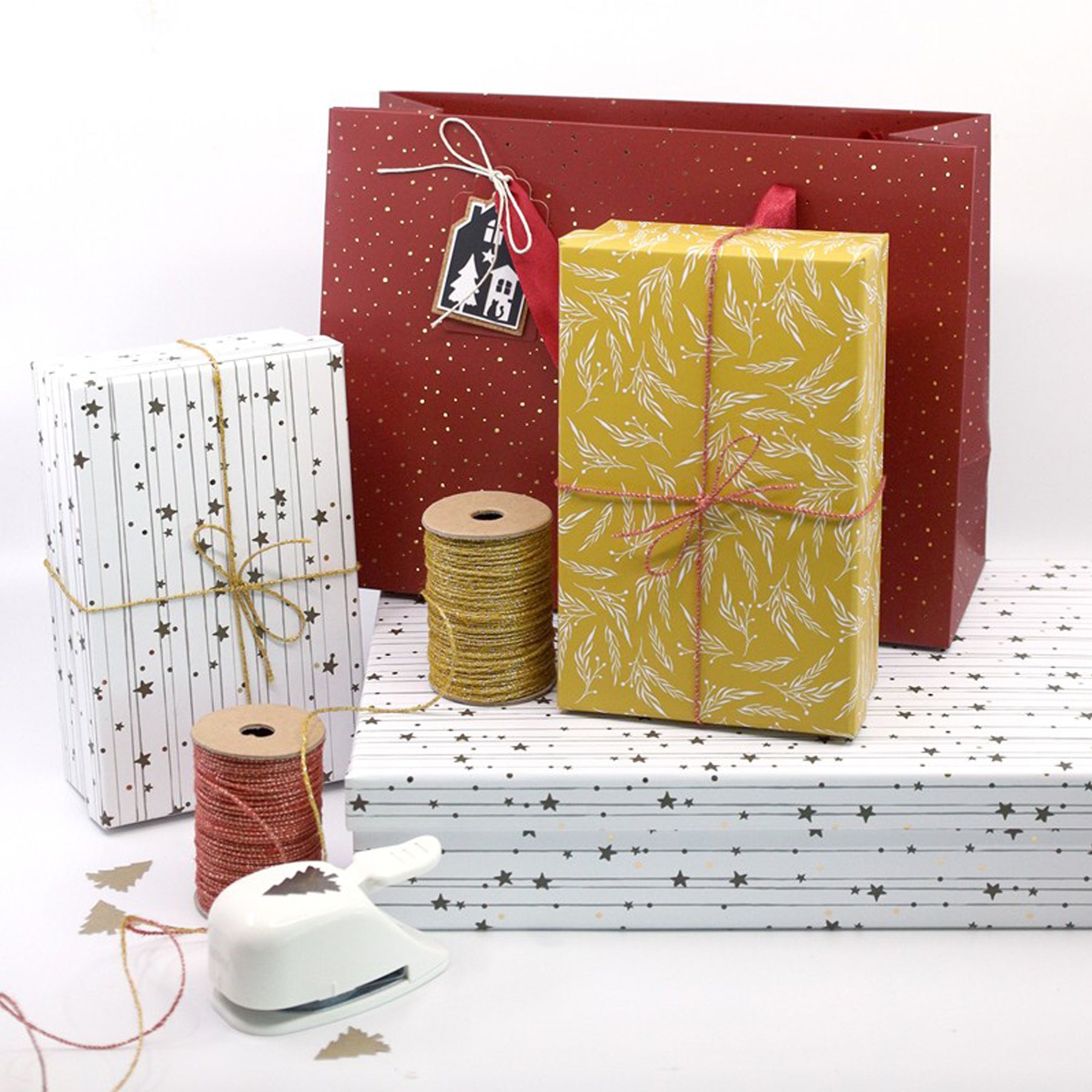 Crealive Geschenkbox - Pure Box rect M - Sterne
 
Inhalt:
•	1 Box
 
Spezifikationen:
•	Länge: 18 cm
•	Breite: 11.4 cm
•	Höhe: 6.2 cm
•	Limited Edition Pure Box
•	Farbe: Weiss mit goldenem Sternen-Dekor
•	Swiss Design
•	FSC®- Zertifiziert
 
Mache jeden Moment zu etwas Besonderem mit der Limited Edition Pure Box von Artoz. Verpacke deine Geschenke stilvoll und schenke Freude mit dieser hochwertigen und vielseitig einsetzbaren Box. Ob für Geburtstage, Hochzeiten oder andere festliche Anlässe - diese Geschenkve